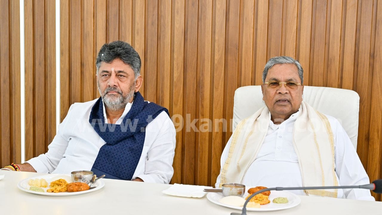 ತಮ್ಮನ್ನು ಭೇಟಿಯಾದ ಸಚಿವರು ಹಾಗೂ ಶಾಸಕರಿಗೆ ಸಂದೇಶ ರವಾನಿಸಿರುವ ಡಿಕೆಶಿ, ‘ಹೈಕಮಾಂಡ್ ನಾಯಕರು ಸದ್ಯ ನನ್ನ ಜೊತೆಗೆ ನೇರವಾಗಿ ಏನನ್ನೂ ಮಾತನಾಡಿಲ್ಲ. ಅಧಿಕಾರ ಹಂಚಿಕೆ ಕುರಿತು ಎಲ್ಲವನ್ನೂ ಮುಖ್ಯಮಂತ್ರಿ ಸಿದ್ದರಾಮಯ್ಯ ಅವರ ಜೊತೆಯಲ್ಲೇ ಚರ್ಚಿಸಿದ್ದಾರೆ. ಹೀಗಾಗಿ ಸಿಎಂ ರಾಜೀನಾಮೆ ನೀಡುವ ವಿಷಯದ ಬಗ್ಗೆ ನನಗೆ ಅಧಿಕೃತವಾಗಿ ಇನ್ನೂ ಏನೂ ಗೊತ್ತಿಲ್ಲ’ ಎಂದು ಹೇಳುವ ಮೂಲಕ ತಾವೂ ಕೂಡ ಸಿಎಂ ಹೇಳಿಕೆಗಾಗಿ ಕಾಯುತ್ತಿರುವುದಾಗಿ ಸ್ಪಷ್ಟಪಡಿಸಿದ್ದಾರೆ.