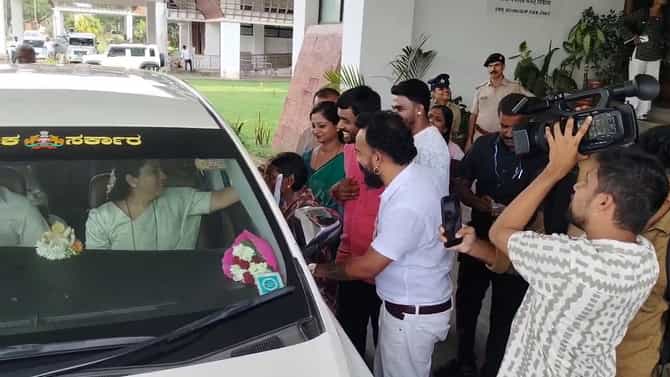 ಮಾಜಿ ರೌಡಿಶೀಟರ್‌ಗೆ ಆಶೀರ್ವದಿಸಿದ ಮಹಿಳಾ ಆಯೋಗದ ಅಧ್ಯಕ್ಷೆ! ವಿಡಿಯೋ ವೈರಲ್
