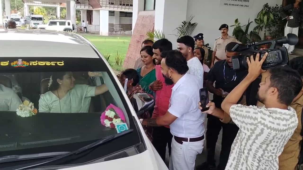 ಮಹಿಳಾ ಆಯೋಗದ ಅಧ್ಯಕ್ಷೆ ಡಾ. ನಾಗಲಕ್ಷ್ಮೀ ಚೌಧರಿ ಮತ್ತೊಂದು ವಿವಾದ: ಮಾಜಿ ರೌಡಿಶೀಟರ್‌ಗೆ ಆಶೀರ್ವದಿಸಿದ ವಿಡಿಯೋ ವೈರಲ್!