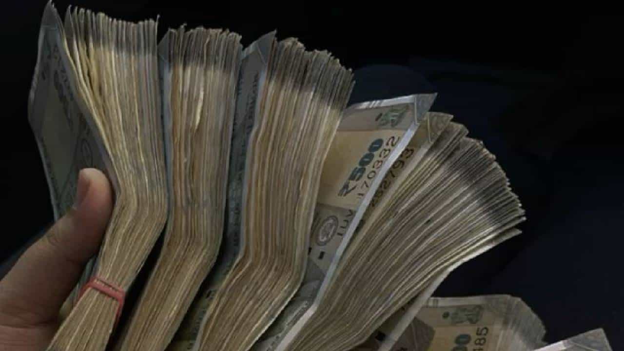 Money Attraction Vastu: ಮನೆಯಲ್ಲಿ ಹಣ ಶಾಶ್ವತವಾಗಿ ನೆಲೆಸಲು ಈ ಸರಳ ತಂತ್ರ ಪ್ರಯತ್ನಿಸಿ; ತಿಂಗಳಲ್ಲೇ ಫಲಿತಾಂಶ ಪಡೆಯುವಿರಿ Money Attraction Vastu: ಮನೆಯಲ್ಲಿ ಹಣ ಶಾಶ್ವತವಾಗಿ ನೆಲೆಸಲು ಈ ಸರಳ ತಂತ್ರ ಪ್ರಯತ್ನಿಸಿ; ತಿಂಗಳಲ್ಲೇ ಫಲಿತಾಂಶ ಪಡೆಯುವಿರಿ