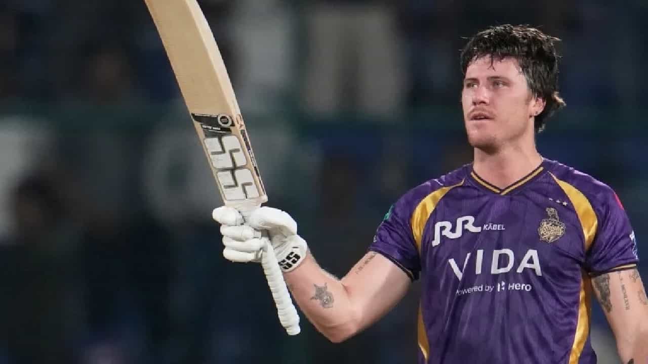IPL 2026: ಇಂಡಿಯನ್ ಪ್ರೀಮಿಯರ್ ಲೀಗ್ನಲ್ಲಿ ಹಲವು ಆಟಗಾರರು ಒಂದೇ ಇನಿಂಗ್ಸ್ಗಳಲ್ಲಿ 10 ಅಥವಾ ಅದಕ್ಕಿಂತ ಹೆಚ್ಚು ಸಿಕ್ಸ್ ಸಿಡಿಸಿದ್ದಾರೆ. ಆದರೆ ಕಳೆದ 18 ಸೀಸನ್ಗಳಲ್ಲಿ ಯಾವುದೇ ಬ್ಯಾಟರ್ಗೂ ಒಂದೇ ಸೀಸನ್ನಲ್ಲಿ ಈ ಬಾರಿ ಈ ಸಾಧನೆ ಮಾಡಲು ಸಾಧ್ಯವಾಗಿರಲಿಲ್ಲ. ಇದೀಗ ಅಂತಹದೊಂದು ದಾಖಲೆ ಬರೆದು ಫಿನ್ ಅಲೆನ್ (Finn Allen) ಹೊಸ ಇತಿಹಾಸ ನಿರ್ಮಿಸಿದ್ದಾರೆ. (PC: IPL)