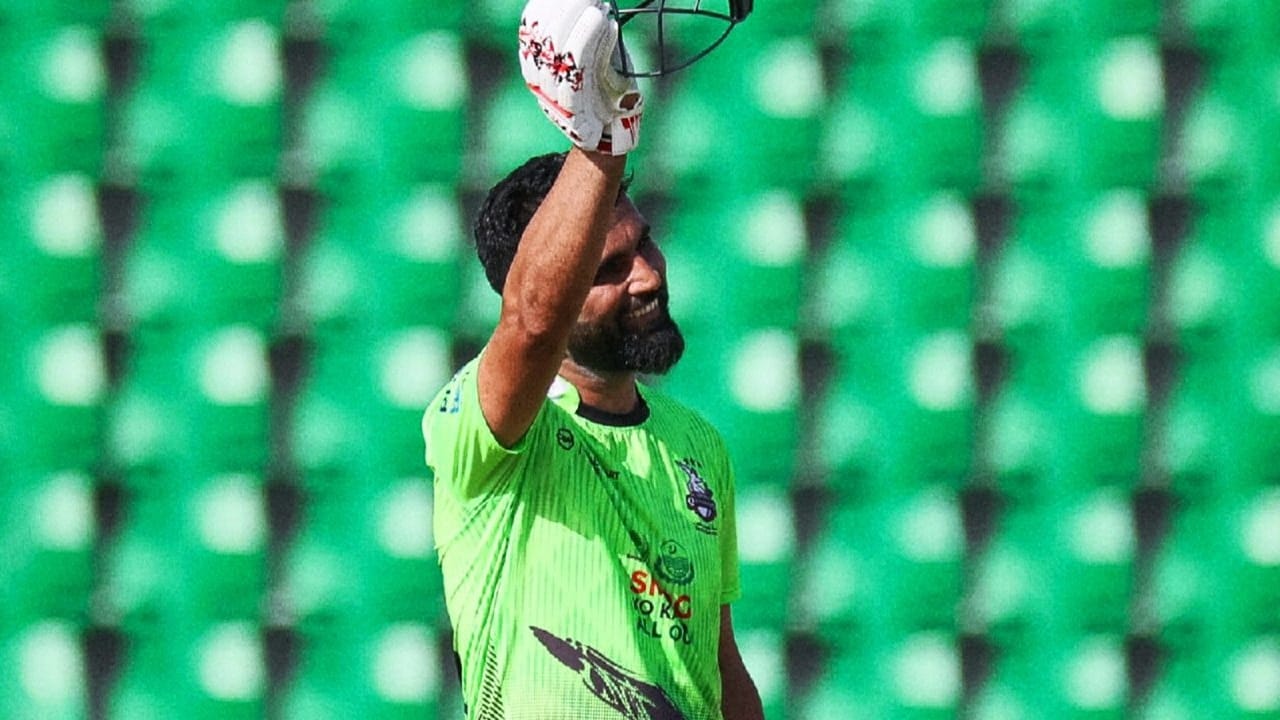 2022ರ ಪಾಕಿಸ್ತಾನ್ ಸೂಪರ್ ಲೀಗ್​ ಆವೃತ್ತಿಯಲ್ಲಿ ಫಖರ್ ಝಮಾನ್ ಅವರು 13 ಇನ್ನಿಂಗ್ಸ್‌ಗಳಲ್ಲಿ 588 ರನ್ ಗಳಿಸುವ ಮೂಲಕ ಪಿಎಸ್​ಎಲ್​ ಇತಿಹಾಸದಲ್ಲೇ ಸೀಸನ್​ವೊಂದರಲ್ಲಿ ಅತ್ಯಧಿಕ ರನ್ ಕಲೆಹಾಕಿದ ದಾಖಲೆ ನಿರ್ಮಿಸಿದ್ದರು. ಈ ದಾಖಲೆಯನ್ನು ಬಾಬರ್ ಸರಿಗಟ್ಟಿದ್ದರು.