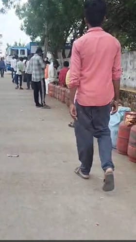ಗ್ಯಾಸ್​ ಸಿಲಿಂಡರ್​​ಗಾಗಿ ಅರ್ಧ ಕಿ.ಮೀ ಕ್ಯೂ ನಿಂತ ಜನ