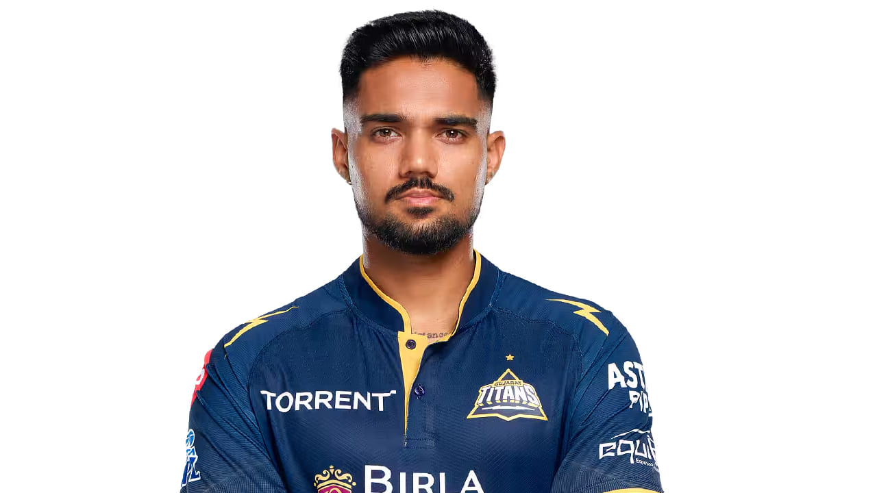 ಗುರ್ನೂರ್ ಬ್ರಾರ್ (Gurnoor Brar): ಪಂಜಾಬ್ ಮೂಲದ ವೇಗದ ಬೌಲರ್ ಗುರ್ನೂರ್ ಬ್ರಾರ್ ಭಾರತ ಟೆಸ್ಟ್ ಮತ್ತು ಏಕದಿನ, ಎರಡೂ ತಂಡಗಳಿಗೆ ಆಯ್ಕೆಯಾಗಿದ್ದಾರೆ. ದೇಶೀಯ ಅಂಕಗಳಲ್ಲಿ 27 ಪಂದ್ಯಗಳನ್ನಾಡಿರುವ ಬ್ರಾರ್ ಈವರೆಗೆ 64 ವಿಕೆಟ್ ಕಬಳಿಸಿದ್ದಾರೆ.