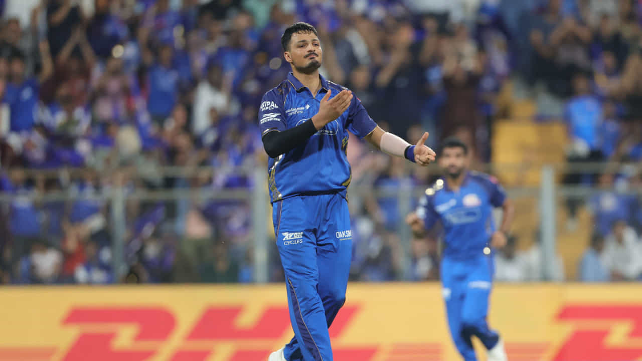 ಮುಂಬೈನ ವಾಂಖೆಡೆ ಕ್ರೀಡಾಂಗಣದಲ್ಲಿ ನಡೆದ ಐಪಿಎಲ್ 2026 ರ 47 ನೇ ಪಂದ್ಯದಲ್ಲಿ ಮುಂಬೈ ಇಂಡಿಯನ್ಸ್ ಮತ್ತು ಲಕ್ನೋ ಸೂಪರ್ ಜೈಂಟ್ಸ್ ಮುಖಾಮುಖಿಯಾಗಿದ್ದವು. ಈ ಪಂದ್ಯದಲ್ಲಿ ಮುಂಬೈ ಇಂಡಿಯನ್ಸ್ ತಂಡದ ಪರ ಚೊಚ್ಚಲ ಐಪಿಎಲ್ ಆಡುತ್ತಿರುವ ಅಫ್ಘಾನಿಸ್ತಾನದ ಅಲ್ಲಾ ಗಜನ್ಫರ್ 15 ವರ್ಷಗಳ ಹಳೆಯ ದಾಖಲೆ ಮುರಿದಿದ್ದಾರೆ.