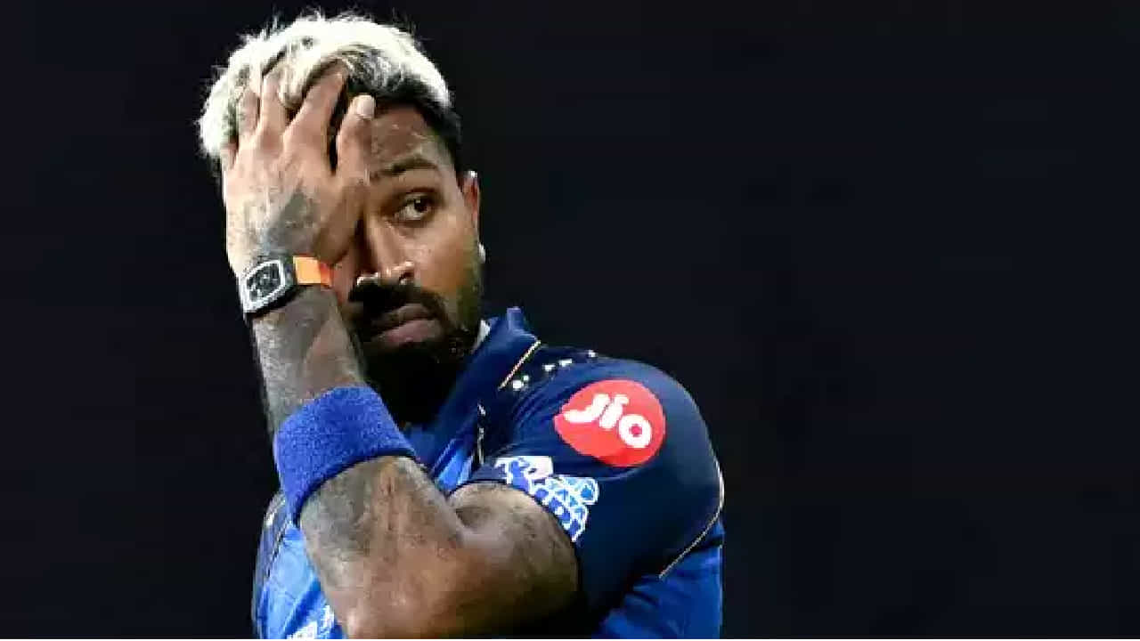 IPL 2026: ಇಂಡಿಯನ್ ಪ್ರೀಮಿಯರ್ ಲೀಗ್ ಸೀಸನ್-19 ರಲ್ಲಿ ಅತ್ಯಂತ ಕಳಪೆ ಪ್ರದರ್ಶನ ನೀಡಿದ ಮುಂಬೈ ಇಂಡಿಯನ್ಸ್ ತಂಡಕ್ಕೆ ಮೇಜರ್ ಸರ್ಜರಿ ಮಾಡಲು ಎಂಐ ಟೀಮ್ ಮ್ಯಾನೇಜ್ಮೆಂಟ್ ನಿರ್ಧರಿಸಿದೆ. ಅದರ ಮೊದಲ ಹೆಜ್ಜೆಯಾಗಿ ಮುಂಬೈ ಇಂಡಿಯನ್ಸ್ ತಂಡದ ಕ್ಯಾಪ್ಟನ್ ಹಾರ್ದಿಕ್ ಪಾಂಡ್ಯ (Hardik Pandya) ಅವರ ತಲೆದಂಡವಾಗಲಿದೆ. (PC: IPL)