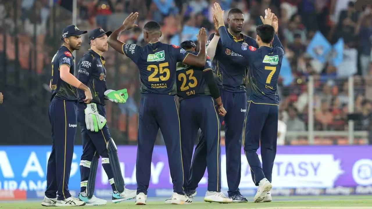 ಏಕೆಂದರೆ 16 ಅಂಕಗಳನ್ನು ಹೊಂದಿರುವ ಗುಜರಾತ್ ಟೈಟಾನ್ಸ್ ತಂಡಕ್ಕೆ ಇನ್ನು ಉಳಿದಿರುವುದು ಕೇವಲ ಒಂದು ಮ್ಯಾಚ್ ಮಾತ್ರ. ಆ ಪಂದ್ಯದಲ್ಲಿ ಗೆದ್ದರೆ ಮಾತ್ರ ನೇರವಾಗಿ ಪ್ಲೇಆಫ್ಗೇರಬಹುದು. ಇಲ್ಲದಿದ್ದರೆ, ಇತರೆ ತಂಡಗಳ ಫಲಿತಾಂಶವನ್ನು ಅವಲಂಭಿಸಬೇಕಾgಉತ್ತದೆ.