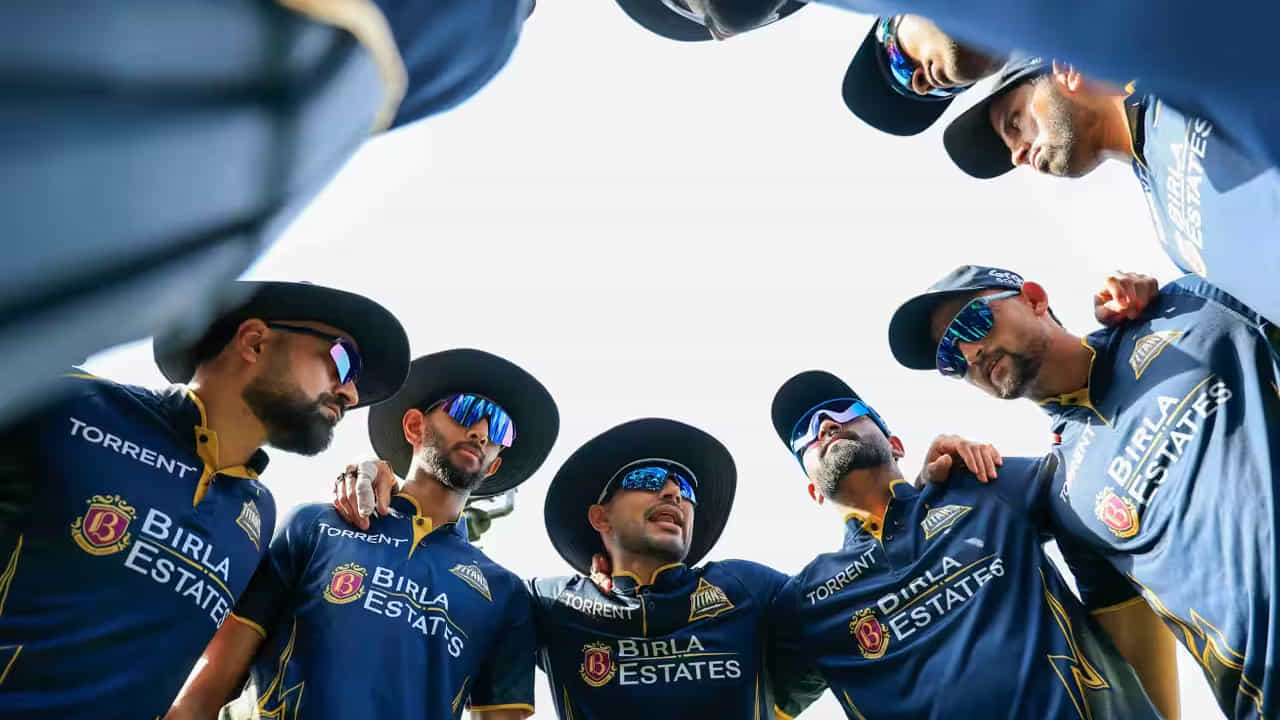 IPL 2026: ಐಪಿಎಲ್ 2026ರ ಲೀಗ್ ಹಂತವು ಕ್ಲೈಮ್ಯಾಕ್ಸ್ ತಲುಪಿದ್ದು, ಪ್ಲೇ-ಆಫ್ಸ್ ರೇಸ್ ತೀವ್ರ ಕುತೂಹಲ ಕೆರಳಿಸಿದೆ. ಕೋಲ್ಕತ್ತಾ ನೈಟ್ ರೈಡರ್ಸ್ (KKR) ವಿರುದ್ಧದ ಪಂದ್ಯದಲ್ಲಿ 29 ರನ್ಗಳ ಸೋಲು ಅನುಭವಿಸಿದ ನಂತರ ಶುಭ್ಮನ್ ಗಿಲ್ ನೇತೃತ್ವದ ಗುಜರಾತ್ ಟೈಟನ್ಸ್ (GT) ಭಾರೀ ಹಿನ್ನಡೆ ಅನುಭವಿಸಿದೆ.