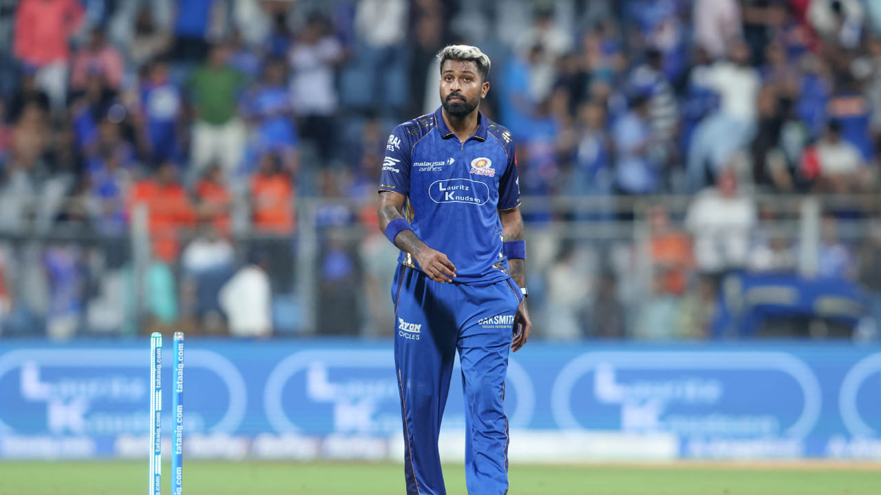 ಬೆನ್ನಿನ ಗಾಯದಿಂದಾಗಿ ತಂಡದ ನಾಯಕ ಹಾರ್ದಿಕ್ ಪಾಂಡ್ಯ ಕಳೆದ ಪಂದ್ಯದಲ್ಲಿ ಆಡಿರಲಿಲ್ಲ. ಹೀಗಾಗಿ ಅವರ ಅನುಪಸ್ಥಿತಿಯಲ್ಲಿ ಸೂರ್ಯಕುಮಾರ್ ಯಾದವ್ ತಂಡವನ್ನು ಮುನ್ನಡೆಸಿದ್ದರು. ಇದೀಗ ಆರ್​ಸಿಬಿ ವಿರುದ್ಧ ಹಾರ್ದಿಕ್ ಕಣಕ್ಕಿಳಿಯುವುದರ ಬಗ್ಗೆಯೂ ಯಾವುದೇ ಮಾಹಿತಿ ಇಲ್ಲ. ಆದರೆ ಈ ಬಗ್ಗೆ ಶೀಘ್ರದಲ್ಲೇ ನಿರ್ಧಾರ ಹೊರಬೀಳುವ ನಿರೀಕ್ಷೆಯಿದೆ (PC- IPL X). 