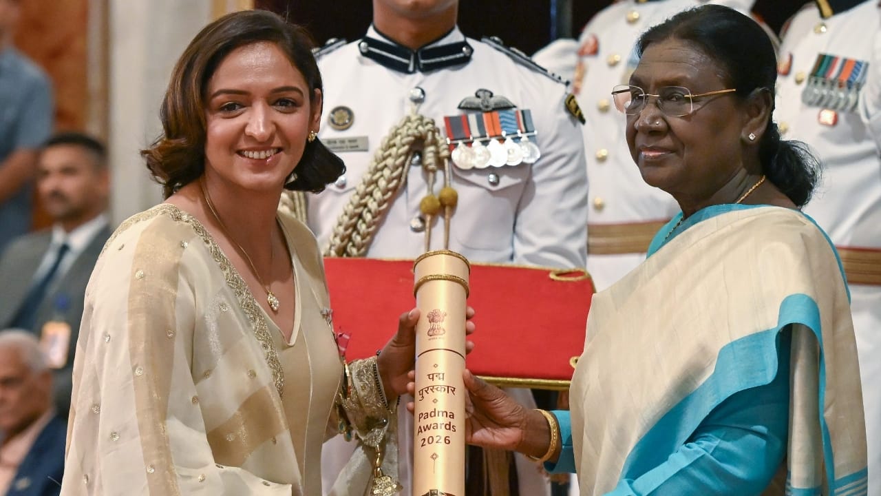 'ಪದ್ಮಶ್ರೀ' ಪ್ರಶಸ್ತಿ ಸ್ವೀಕರಿಸಿದ ಹರ್ಮನ್ಪ್ರೀತ್ ಕೌರ್ 'ಪದ್ಮಶ್ರೀ' ಪ್ರಶಸ್ತಿ ಸ್ವೀಕರಿಸಿದ ಹರ್ಮನ್ಪ್ರೀತ್ ಕೌರ್