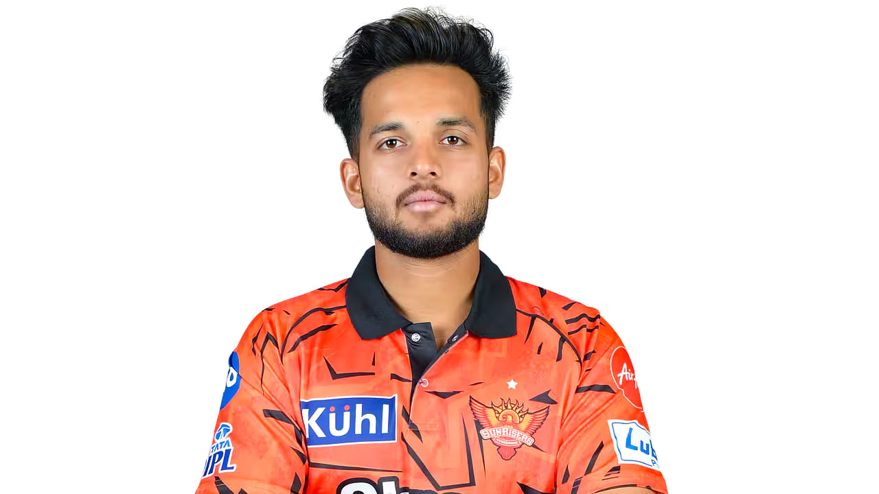 ಹರ್ಷ್ ದುಬೆ (Harsh Dubey): ವಿದರ್ಭ ತಂಡದ ರಣಜಿ ಟ್ರೋಫಿಯಲ್ಲಿ ದಾಖಲೆಯ ವಿಕೆಟ್ ಪಡೆದ ಎಡಗೈ ಸ್ಪಿನ್ ಆಲ್ ರೌಂಡರ್ ಹರ್ಷ್ ದುಬೆ ಅವರನ್ನು ಈ ಬಾರಿ ಟೆಸ್ಟ್ ಮತ್ತು ಏಕದಿನ ತಂಡಗಳಿಗೆ ಆಯ್ಕೆ ಮಾಡಿದ್ದಾರೆ. ಹರ್ಷ್ ದೇಶೀಯ ಅಂಗಳದಲ್ಲಿ ಈವರೆಗೆ 57 ಪಂದ್ಯಗಳಿಂದ 164 ವಿಕೆಟ್ ಕಬಳಿಸಿದ್ದಾರೆ.