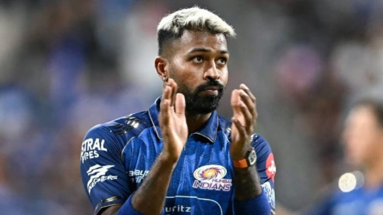 ಈ ಮೂರು ವರ್ಷಗಳಲ್ಲಿ ಮುಂಬೈ ಇಂಡಿಯನ್ಸ್ ತಂಡವನ್ನು ಪಾಂಡ್ಯ 38 ಪಂದ್ಯಗಳಲ್ಲಿ ಮುನ್ನಡೆಸಿದ್ದಾರೆ. ಈ ವೇಳೆ ಎಂಐ ಪಡೆ ಗೆದ್ದಿರುವುದು ಕೇವಲ 15 ಮ್ಯಾಚ್ಗಳಲ್ಲಿ ಮಾತ್ರ. ಅಂದರೆ ಬರೋಬ್ಬರಿ 23 ಪಂದ್ಯಗಳಲ್ಲಿ ಮುಂಬೈ ಇಂಡಿಯನ್ಸ್ ತಂಡವು ಸೋಲನುಭವಿಸಿದೆ. (PC: IPL)