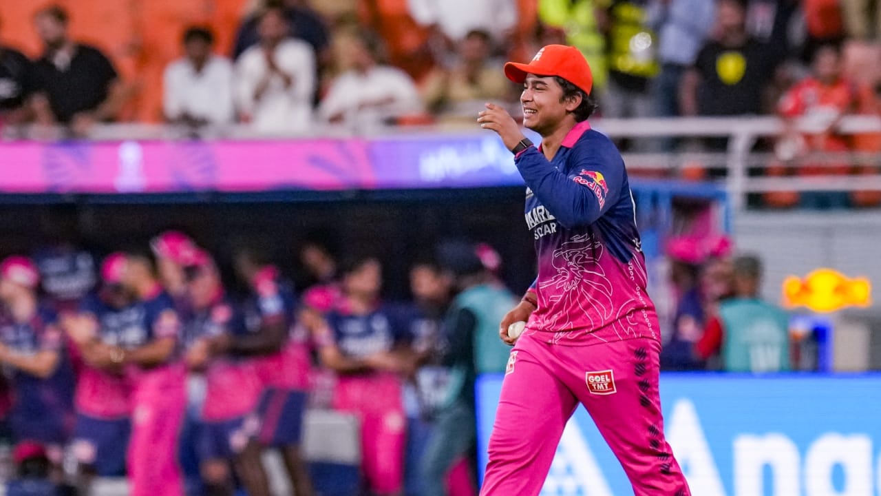 ಆರೆಂಜ್ ಕ್ಯಾಪ್ ಪ್ರಸ್ತುತ ವೈಭವ್ ಸೂರ್ಯವಂಶಿ ಬಳಿ ಇದೆ. ವೈಭವ್ ಆಡಿರುವ 16 ಪಂದ್ಯಗಳ 16 ಇನ್ನಿಂಗ್ಸ್‌ಗಳಲ್ಲಿ 776 ರನ್‌ ಬಾರಿಸಿದ್ದಾರೆ. 237.30 ರ ಸ್ಟ್ರೈಕ್ ರೇಟ್​ನಲ್ಲಿ ಬ್ಯಾಟ್ ಬೀಸಿರುವ ವೈಭವ್ ಸೂರ್ಯವಂಶಿ 72 ಸಿಕ್ಸರ್‌ಗಳು ಮತ್ತು 63 ಬೌಂಡರಿಗಳನ್ನು ಬಾರಿಸಿದ್ದಾರೆ (PC- PTI).
