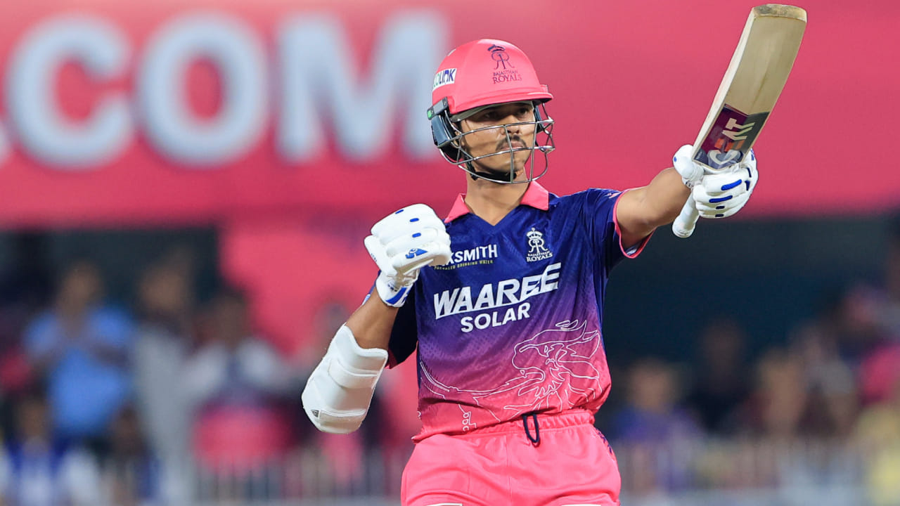 ಆದಾಗ್ಯೂ ಯಶಸ್ವಿ ಜೈಸ್ವಾಲ್ ಆಡಿದ 27 ರನ್​ಗಳ ಇನ್ನಿಂಗ್ಸ್‌ನಲ್ಲಿ ಹೊಡೆದ ಮೂರು ಸಿಕ್ಸರ್‌ಗಳು ವಿಶೇಷ ದಾಖಲೆಗೆ ಸಾಕ್ಷಿಯಾದವು. ಈ ಸಿಕ್ಸರ್‌ಗಳೊಂದಿಗೆ ಜೈಸ್ವಾಲ್,  ರೋಹಿತ್ ಶರ್ಮಾ ಅವರ ದೊಡ್ಡ ದಾಖಲೆಯನ್ನು ಮುರಿದರು. ದೀಪಕ್ ಚಾಹರ್ ಬೌಲ್ ಮಾಡಿದ ಇನ್ನಿಂಗ್ಸ್​ನ ಮೊದಲ ಓವರ್‌ನ ಐದನೇ ಎಸೆತದಲ್ಲಿ ಜೈಸ್ವಾಲ್ ಸಿಕ್ಸರ್ ಬಾರಿಸಿದರು (PC- IPL). 