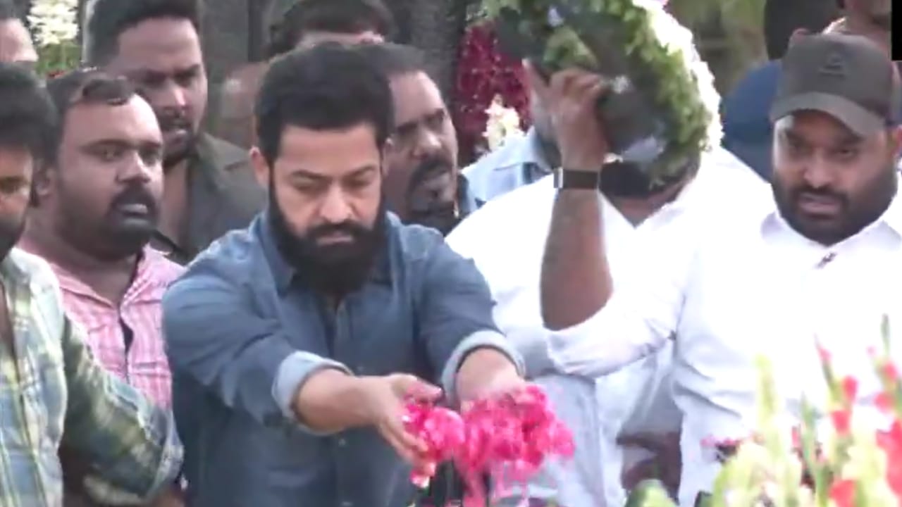 ಎನ್ಟಿಆರ್ ಸಮಾಧಿಗೆ ಜೂ ಎನ್ಟಿಆರ್ ಭೇಟಿ, ಕಾಲಿಗೆ ಬಿದ್ದ ಅಭಿಮಾನಿಯ ಸಂತೈಸಿದ ನಟ ಎನ್ಟಿಆರ್ ಸಮಾಧಿಗೆ ಜೂ ಎನ್ಟಿಆರ್ ಭೇಟಿ, ಕಾಲಿಗೆ ಬಿದ್ದ ಅಭಿಮಾನಿಯ ಸಂತೈಸಿದ ನಟ