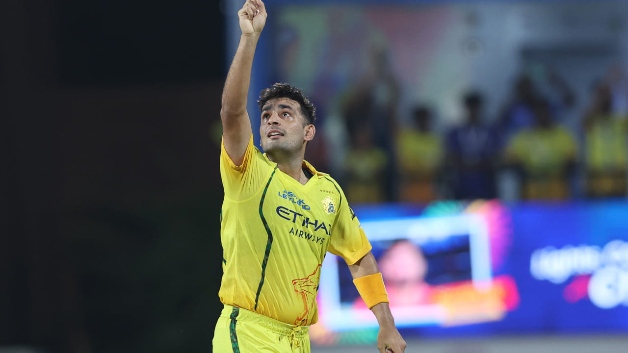 ಐಪಿಎಲ್ 2026 ರಲ್ಲಿ ಸಿಎಸ್ಕೆ ಪರ ಅತಿ ಹೆಚ್ಚು ವಿಕೆಟ್ ಪಡೆದ ಅನ್ಶುಲ್ ಕಾಂಬೋಜ್ ಒಬ್ಬರೇ 530 ರನ್ ಬಿಟ್ಟುಕೊಟ್ಟರು. ಈ ಮೂಲಕ ಈ ಬಾರಿಯ ಐಪಿಎಲ್ನಲ್ಲಿ 500 ಕ್ಕೂ ಹೆಚ್ಚು ರನ್ ಬಿಟ್ಟುಕೊಟ್ಟ ಬೌಲರ್ ಎನಿಸಿಕೊಂಡಿದ್ದಾರೆ. ಕಾಂಬೋಜ್ ಮಾತ್ರವಲ್ಲದೆ, ಎಲ್ಲಾ 14 ಪಂದ್ಯಗಳನ್ನು ಆಡಿ 13 ವಿಕೆಟ್ಗಳನ್ನು ಪಡೆದ ನೂರ್ ಅಹ್ಮದ್ ಕೂಡ 428 ರನ್ಗಳನ್ನು ಬಿಟ್ಟುಕೊಟ್ಟರು.