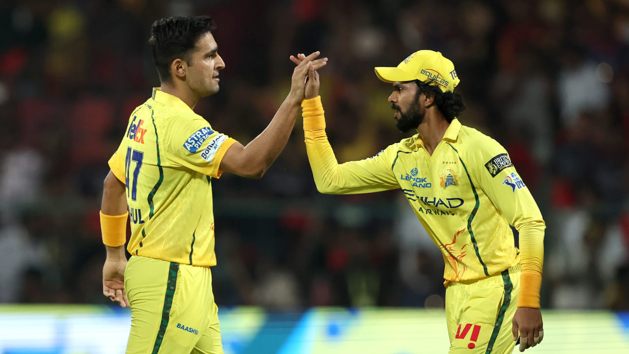 ಐದು ಬಾರಿಯ ಚಾಂಪಿಯನ್ ಚೆನ್ನೈ ಸೂಪರ್ ಕಿಂಗ್ಸ್ ತಂಡವು ಐಪಿಎಲ್ 2026 ರಿಂದ ಹೊರಬಿದ್ದಿದೆ. ಇದು ಸತತ ಮೂರನೇ ಸೀಸನ್‌ನಲ್ಲಿ ಸಿಎಸ್‌ಕೆ ಪ್ಲೇಆಫ್‌ಗೆ ಅರ್ಹತೆ ಪಡೆಯಲು ವಿಫಲವಾಗಿದೆ. ತಂಡದಲ್ಲಿ ಅನುಭವಿಗಳ ಕೊರತೆಯೇ ಈ ಕಳಪೆ ಪ್ರದರ್ಶನಕ್ಕೆ ಕಾರಣ ಎನ್ನಬಹುದು. ಅದರಲ್ಲೂ ಸಿಎಸ್​ಕೆ ಬೌಲಿಂಗ್ ಘಟಕ ಎಷ್ಟು ದುರ್ಬಲವಾಗಿತ್ತೆಂದರೆ ಯಾವೊಬ್ಬ ಬೌಲರ್​ಗೂ ಪಂದ್ಯ ಗೆಲ್ಲುವ ಪ್ರದರ್ಶನ ನೀಡಲು ಸಾಧ್ಯವಾಗಲಿಲ್ಲ.
