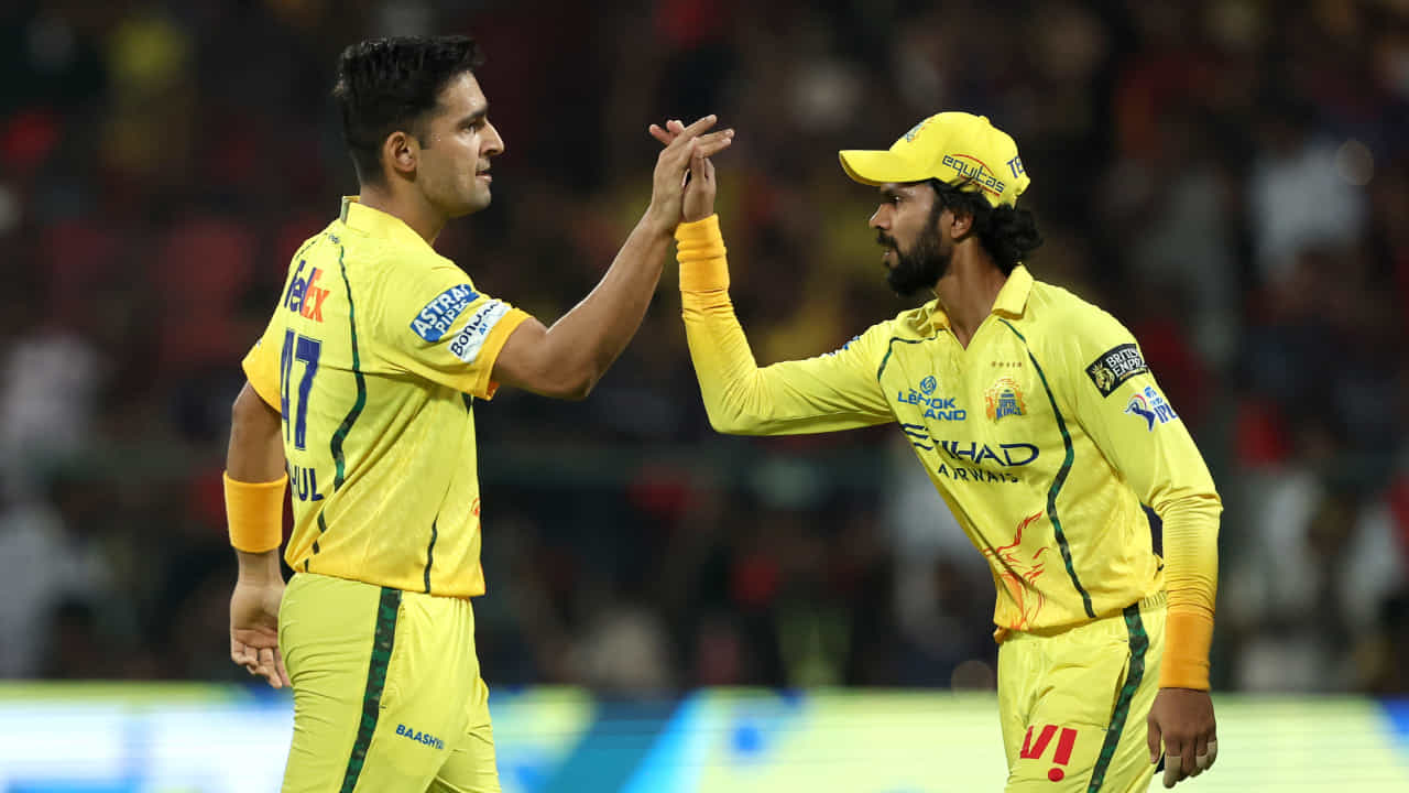 ಐದು ಬಾರಿಯ ಚಾಂಪಿಯನ್ ಚೆನ್ನೈ ಸೂಪರ್ ಕಿಂಗ್ಸ್ ತಂಡವು ಐಪಿಎಲ್ 2026 ರಿಂದ ಹೊರಬಿದ್ದಿದೆ. ಇದು ಸತತ ಮೂರನೇ ಸೀಸನ್ನಲ್ಲಿ ಸಿಎಸ್ಕೆ ಪ್ಲೇಆಫ್ಗೆ ಅರ್ಹತೆ ಪಡೆಯಲು ವಿಫಲವಾಗಿದೆ. ತಂಡದಲ್ಲಿ ಅನುಭವಿಗಳ ಕೊರತೆಯೇ ಈ ಕಳಪೆ ಪ್ರದರ್ಶನಕ್ಕೆ ಕಾರಣ ಎನ್ನಬಹುದು. ಅದರಲ್ಲೂ ಸಿಎಸ್ಕೆ ಬೌಲಿಂಗ್ ಘಟಕ ಎಷ್ಟು ದುರ್ಬಲವಾಗಿತ್ತೆಂದರೆ ಯಾವೊಬ್ಬ ಬೌಲರ್ಗೂ ಪಂದ್ಯ ಗೆಲ್ಲುವ ಪ್ರದರ್ಶನ ನೀಡಲು ಸಾಧ್ಯವಾಗಲಿಲ್ಲ.