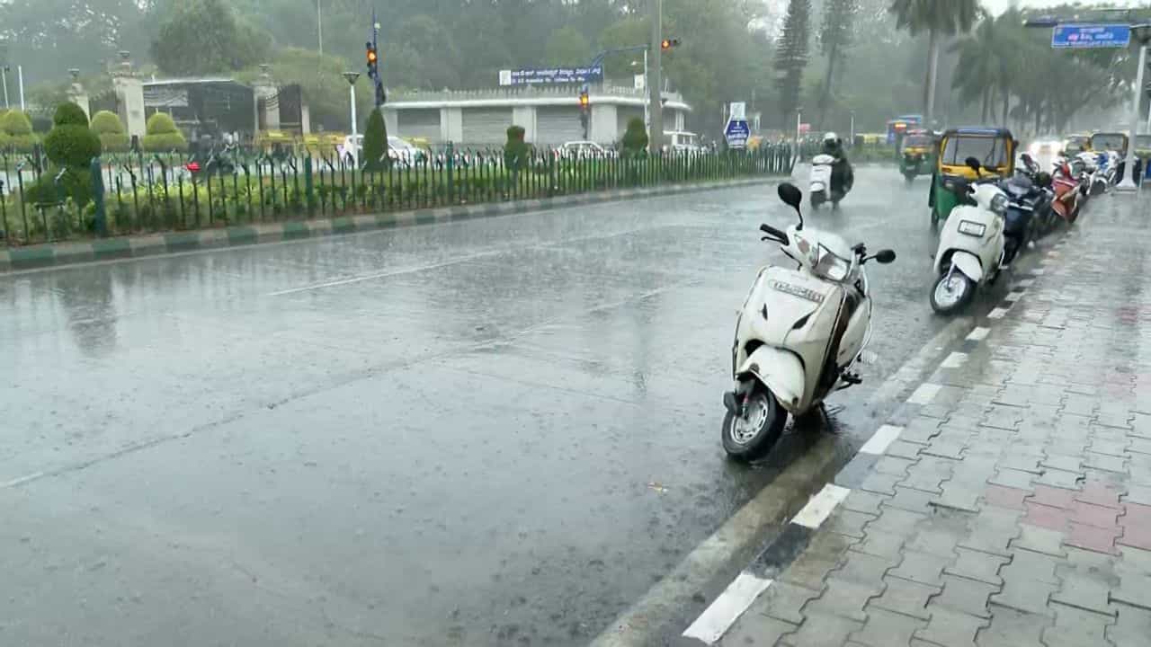 Karnataka Weather Forecast: 7 ಜಿಲ್ಲೆಗಳಲ್ಲಿ ನಾಳೆ ಆರೆಂಜ್ ಅಲರ್ಟ್, ರಾಜ್ಯದಲ್ಲಿ ಮೇ 21ರವರೆಗೆ ಮಳೆ ಸಾಧ್ಯತೆ Karnataka Weather Forecast: 7 ಜಿಲ್ಲೆಗಳಲ್ಲಿ ನಾಳೆ ಆರೆಂಜ್ ಅಲರ್ಟ್, ರಾಜ್ಯದಲ್ಲಿ ಮೇ 21ರವರೆಗೆ ಮಳೆ ಸಾಧ್ಯತೆ