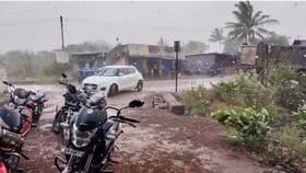 ಬೆಂಗಳೂರಿ ಸೇರಿ ಹಲವೆಡೆ ನಾಳೆಯೂ ಮಳೆ, ಕೆಲ ಜಿಲ್ಲೆಗಳಲ್ಲಿ ವಿಪರೀತ ತಾಪಮಾನ