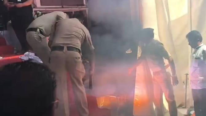 ರಾಯಚೂರು: ಸಾಮೂಹಿಕ ವಿವಾಹ ಕಾರ್ಯಕ್ರಮದಲ್ಲಿ ಅಗ್ನಿ ಅವಘಡ; ವಿಡಿಯೋ ನೋಡಿ