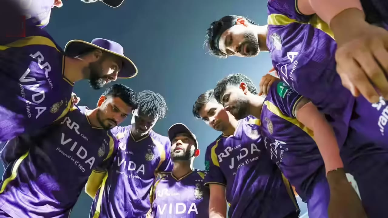 ಕೋಲ್ಕತ್ತಾ ನೈಟ್ ರೈಡರ್ಸ್ (KKR): ಕೆಕೆಆರ್ ಕೈಯಲ್ಲಿ ಇನ್ನೂ ಎರಡು ಪಂದ್ಯಗಳಿವೆ. ತಂಡವು ಈ ಎರಡೂ ಪಂದ್ಯಗಳನ್ನು ಗೆದ್ದರೆ ಒಟ್ಟು 15 ಅಂಕಗಳನ್ನು ಪಡೆಯಲಿದೆ. ಅದಾಗ್ಯೂ ಪ್ಲೇಆಫ್ ಏರಬೇಕಿದ್ದರೆ ಪಂಜಾಬ್ ಕಿಂಹ್ಸ್ ಮತ್ತು ರಾಜಸ್ಥಾನ್ ರಾಯಲ್ಸ್ ತಂಡಗಳು ಒಂದೊಂದು ಪಂದ್ಯವನ್ನು ಸೋಲುವುದನ್ನು ಎದುರು ನೋಡಬೇಕು.