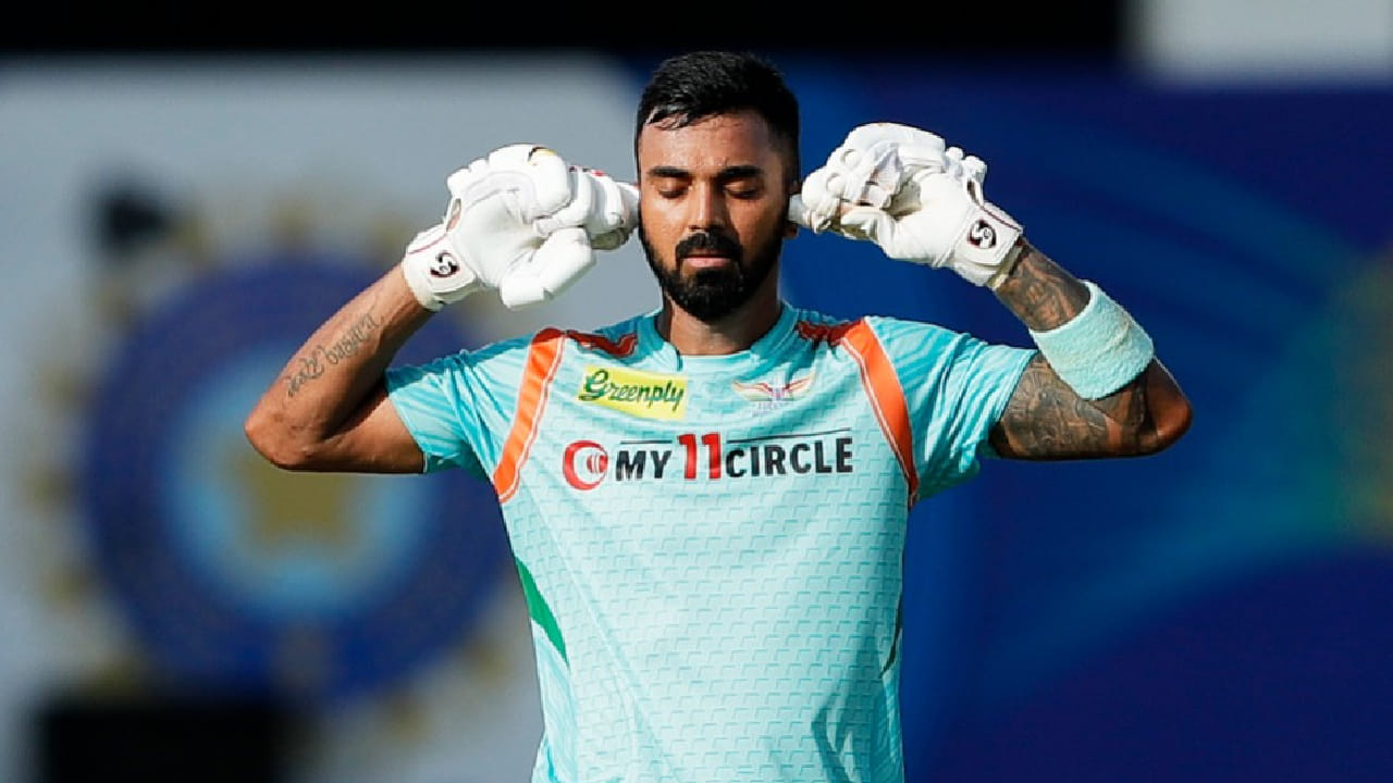 ಈ ದಾಖಲೆಯನ್ನು 2022 ರಲ್ಲಿ ಕೆಎಲ್ ರಾಹುಲ್ ಸರಿಗಟ್ಟಿದ್ದರು. ಮುಂಬೈ ಇಂಡಿಯನ್ಸ್ ವಿರುದ್ಧದ ಪಂದ್ಯಗಳಲ್ಲಿ ಕೆಎಲ್ ರಾಹುಲ್ 103 ರನ್​ಗಳ ಎರಡು ಅಜೇಯ ಶತಕ ಸಿಡಿಸಿ, ಲೀಗ್​ ಹಂತದಲ್ಲಿ ಒಂದೇ ತಂಡದ ವಿರುದ್ಧ 2 ಸೆಂಚುರಿ ಸಿಡಿಸಿದ ದಾಖಲೆ ನಿರ್ಮಿಸಿದ್ದರು.
