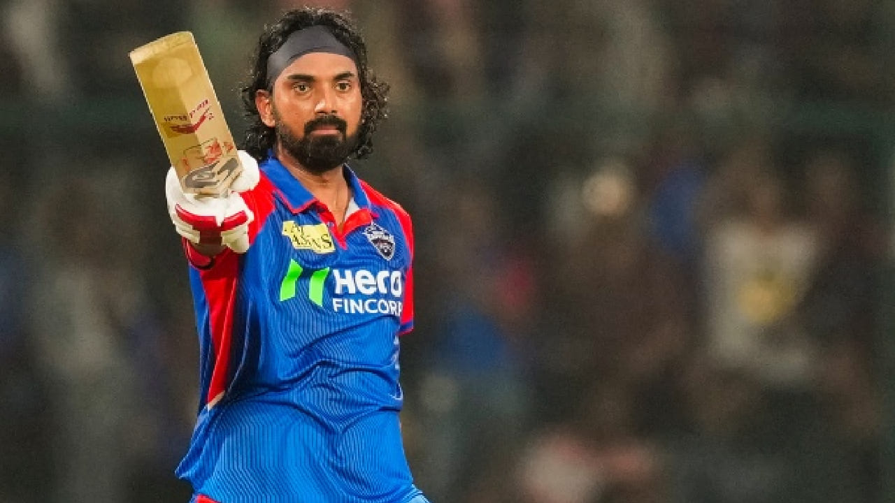 ಇದೀಗ ಡೆಲ್ಲಿ ಕ್ಯಾಪಿಟಲ್ಸ್ ಪರ ಕಣಕ್ಕಿಳಿಯುತ್ತಿರುವ ಕೆಎಲ್ ರಾಹುಲ್ 24 ಇನಿಂಗ್ಸ್ ಗಳ ಮೂಲಕ 1007 ರನ್ ಕಲೆಹಾಕಿದ್ದಾರೆ. ಈ ಮೂಲಕ ಐಪಿಎಲ್ ಇತಿಹಾಸದಲ್ಲೇ ಮೂರು ತಂಡಗಳ ಪರ 1000+ ರನ್ ಗಳಿಸಿದ ಮೊದಲ ಬ್ಯಾಟರ್ ಎಂಬ ಭರ್ಜರಿ ದಾಖಲೆಯನ್ನು ತಮ್ಮದಾಗಿಸಿಕೊಂಡಿದ್ದಾರೆ. (PC: IPL)