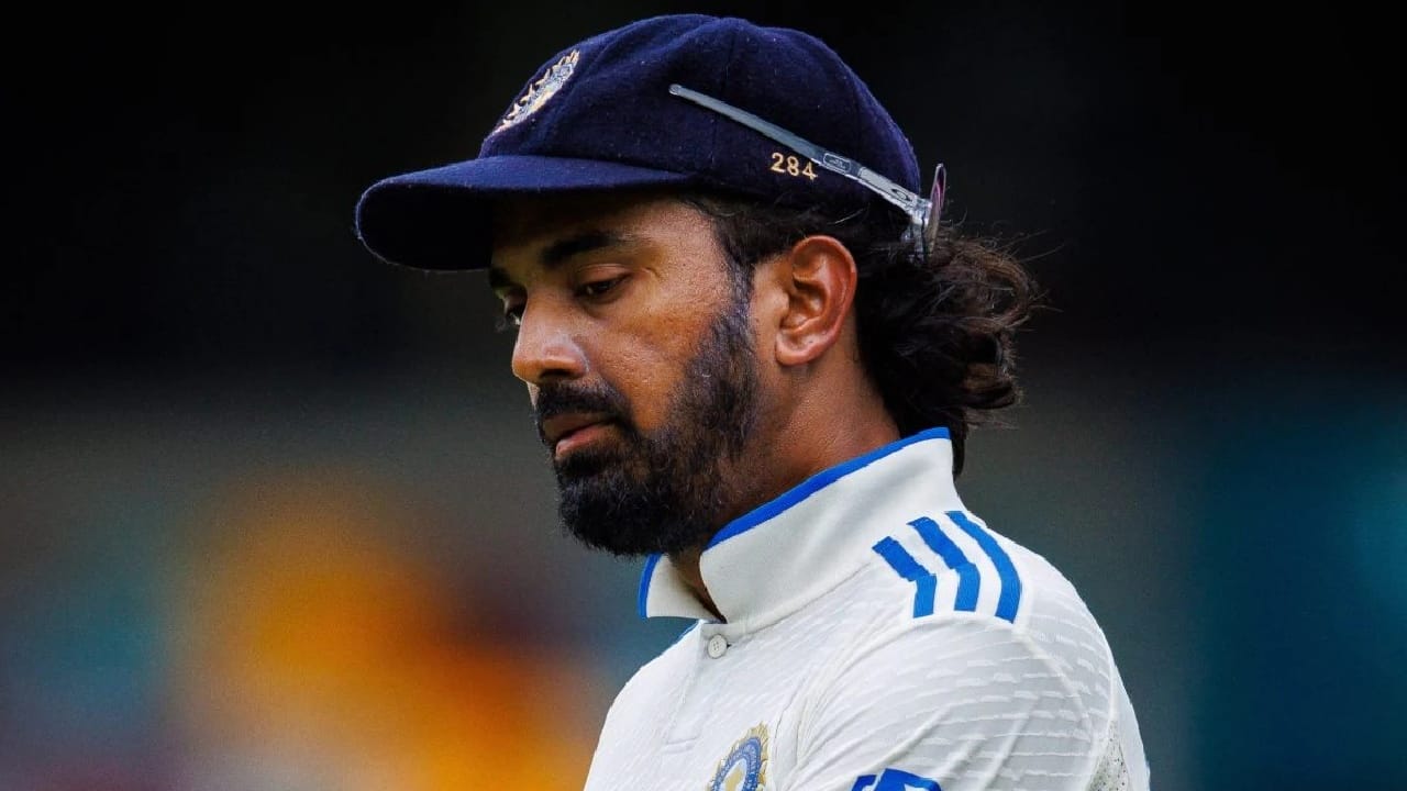 ಕೈ ತಪ್ಪಿದ ವೈಸ್ ಕ್ಯಾಪ್ಟನ್ ಪಟ್ಟ: 2023ರ ಬಾರ್ಡರ್-ಗವಾಸ್ಕರ್ ಟ್ರೋಫಿಯ ಮೊದಲ ಎರಡು ಪಂದ್ಯಗಳಲ್ಲಿ ಕಳಪೆ ಪ್ರದರ್ಶನ ನೀಡಿದ ಕಾರಣ, ಅವರನ್ನು ಉಪನಾಯಕತ್ವದಿಂದ ಕೆಳಗಿಳಿಸಲಾಯಿತು. ಅಷ್ಟೇ ಅಲ್ಲದೆ, ಸರಣಿಯ ಕೊನೆಯ ಎರಡು ಪಂದ್ಯಗಳ ಪ್ಲೇಯಿಂಗ್‌-11 ನಿಂದಲೇ ಕೈಬಿಟ್ಟು, ಅವರ ಜಾಗಕ್ಕೆ ಶುಭ್​​ಮನ್​ ಗಿಲ್ ಅವರಿಗೆ ಅವಕಾಶ ನೀಡಲಾಗಿತ್ತು. (PC: Google)