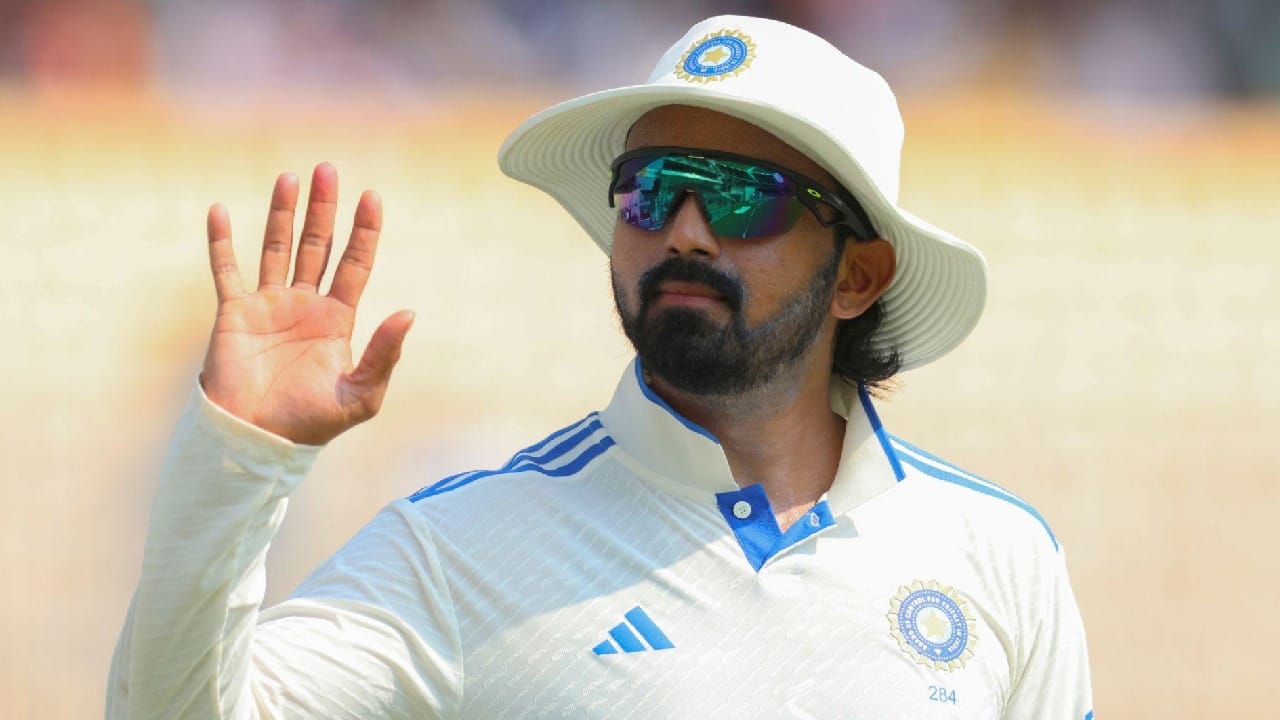 ಇದೀಗ ಬರೋಬ್ಬರಿ ಮೂರು ವರ್ಷಗಳ ಬಳಿಕ ಕೆಎಲ್ ರಾಹುಲ್ ಮತ್ತೆ ಉಪನಾಯಕನಾಗಿ ಆಯ್ಕೆಯಾಗಿದ್ದಾರೆ. ರಿಷಭ್ ಪಂತ್ ಅವರವನ್ನು ವೈಸ್ ಕ್ಯಾಪ್ಟನ್ ಪಟ್ಟದಿಂದ ಕೆಳಗಿಳಿಸಲಾಗಿದ್ದು, ಅವರ ಬದಲಿಗೆ ಅಫ್ಘಾನಿಸ್ತಾನ್ ವಿರುದ್ಧದ ಸರಣಿಗೆ ಕನ್ನಡಿಗ ಕೆಎಲ್ ರಾಹುಲ್ ಅವರನ್ನು ವೈಸ್ ಕ್ಯಾಪ್ಟನ್ ಆಗಿ ಆಯ್ಕೆ ಮಾಡಿದ್ದಾರೆ. (PC: Google)
