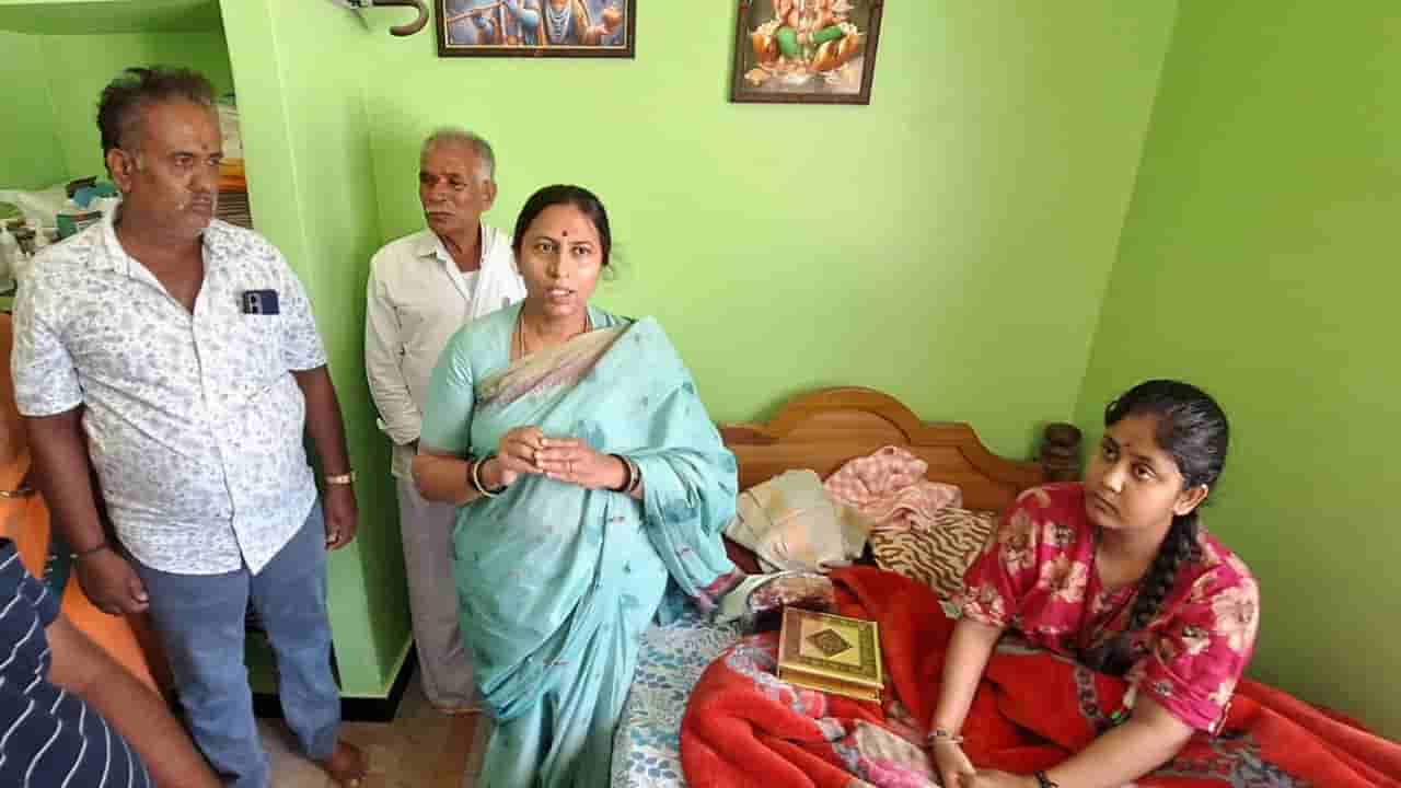 ಅಪಘಾತದಲ್ಲಿ ಕಾಲು ಹೋದರೂ ಸ್ಟ್ರೇಚರ್ನಲ್ಲೇ ಮಲಗಿ SSLC ಪರೀಕ್ಷೆ ಬರೆದು ಪಾಸ್ ಆದ ಕುಸುಮಾಗೆ ಶಾಸಕಿ ರೂಪಕಲಾ ಬಂಪರ್ ಗಿಫ್ಟ್!