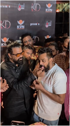 ‘ಕೆಡಿ’ ಗೆದ್ದ ಖುಷಿಗೆ ಕೇಕ್ ಕತ್ತರಿಸಿದ ಚಿತ್ರತಂಡ