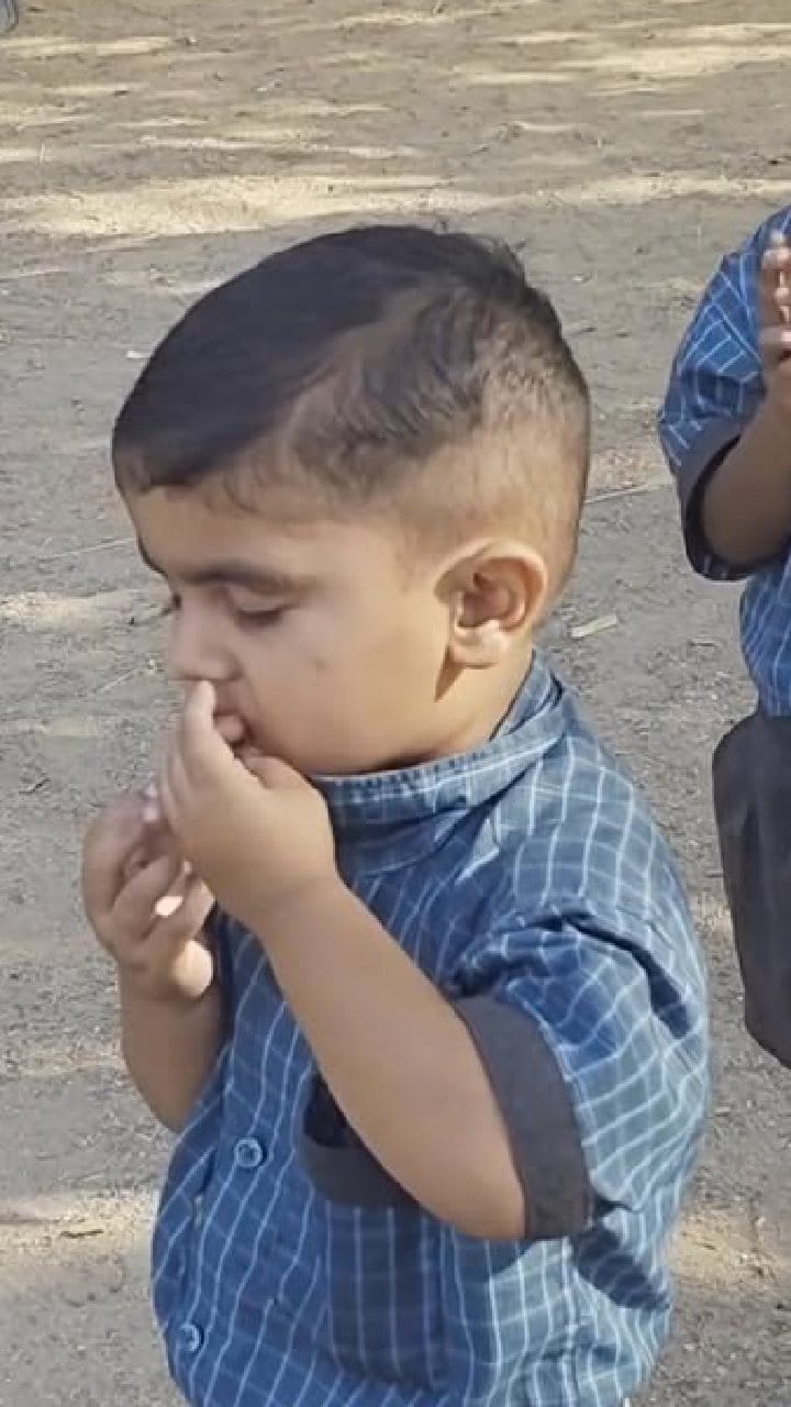 ಬೆಕ್ಕು ಕಣ್ಣುಮುಚ್ಚಿ ಹಾಲು ಕುಡಿದಂತೆ.. ಈ ಹುಡುಗನ ಮುಗ್ಧತೆ ನೋಡಿ