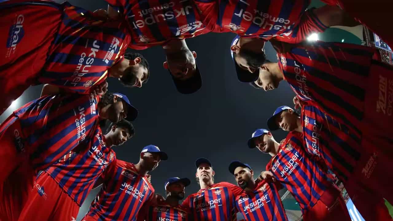 IPL 2026: ಇಂಡಿಯನ್ ಪ್ರೀಮಿಯರ್ ಲೀಗ್ನಲ್ಲಿ ಸತತ ಸೋಲುಗಳಿಂದ ಕಂಗೆಟ್ಟಿರುವ ಲಕ್ನೋ ಸೂಪರ್ ಜೈಂಟ್ಸ್ (LSG) ಇದೀಗ ಅಂಕ ಪಟ್ಟಿಯಲ್ಲಿ ಕೊನೆಯ ಸ್ಥಾನದಲ್ಲಿದೆ. ಇತ್ತ ಪಾಯಿಂಟ್ಸ್ ಟೇಬಲ್ನಲ್ಲಿ ಕೊನೆಯ ಸ್ಥಾನದಲ್ಲಿದ್ದರೂ ಎಲ್ಎಸ್ಜಿ ಪಡೆ ಪ್ಲೇಆಫ್ ರೇಸ್ನಿಂದ ಹೊರಬಿದ್ದಿಲ್ಲ ಎಂಬುದು ವಿಶೇಷ.