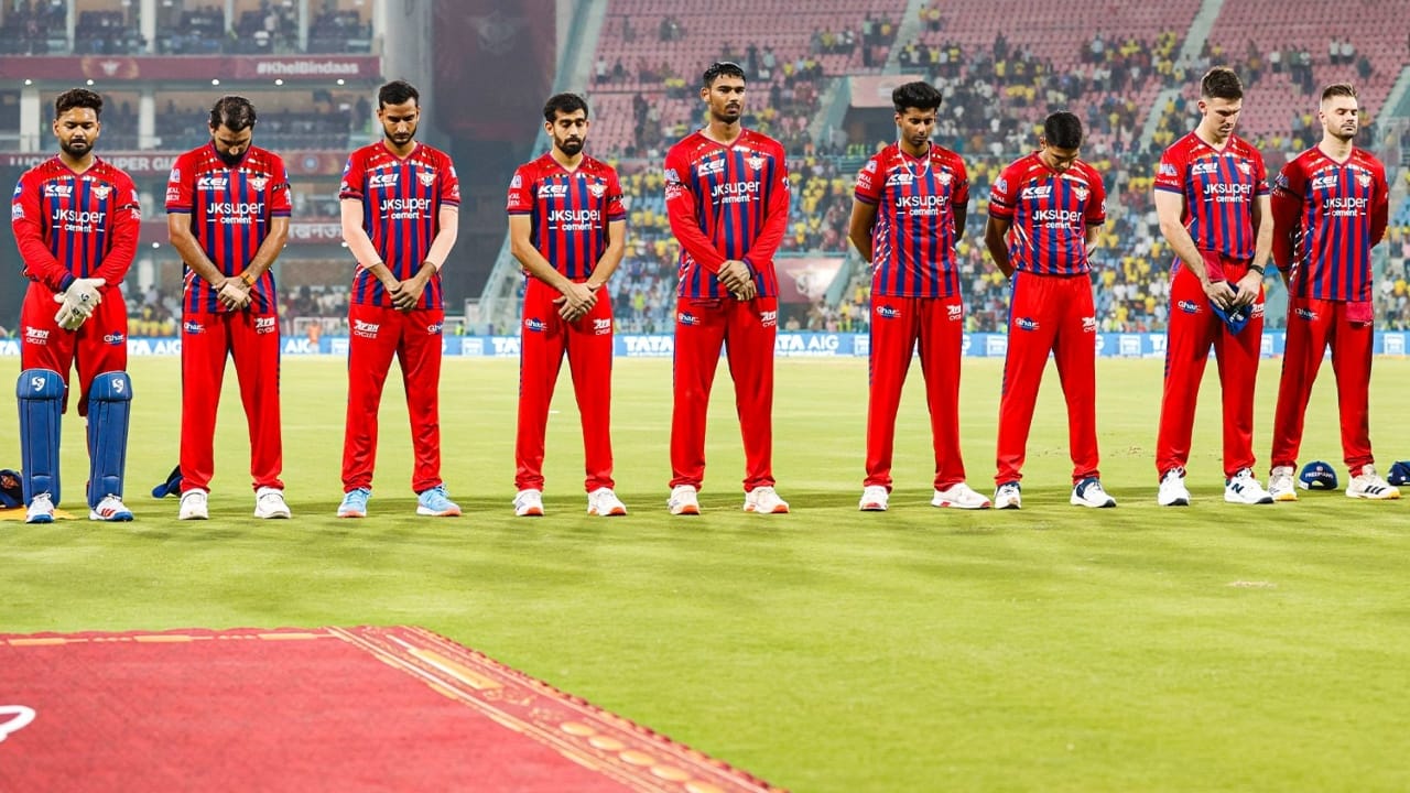 ಐಪಿಎಲ್ 2026 ರ 59 ನೇ ಪಂದ್ಯದಲ್ಲಿ, ಲಕ್ನೋ ಸೂಪರ್ ಜೈಂಟ್ಸ್ ತಂಡವು ಚೆನ್ನೈ ಸೂಪರ್ ಕಿಂಗ್ಸ್ ತಂಡವನ್ನು 7 ವಿಕೆಟ್​ಗಳಿಂದ ಮಣಿಸಿ ಈ ಆವೃತ್ತಿಯ 4ನೇ ಗೆಲುವು ದಾಖಲಿಸಿತು. ಆದಾಗ್ಯೂ ಈ ಗೆಲುವು ಲಕ್ನೋ ತಂಡಕ್ಕೆ ಯಾವುದೇ ಲಾಭ ತರಲಿಲ್ಲ. ಏಕೆಂದರೆ ಲಕ್ನೋ ತಂಡ ಈಗಾಗಲೇ ಪ್ಲೇಆಫ್​ ರೇಸನ್​ನಿಂದ ಹೊರಬಿದ್ದಿದೆ. ಆದರೆ ಈ ಗೆಲುವಿನ ನಡುವೆಯೇ ಲಕ್ನೋ ನಾಯಕ ರಿಷಭ್ ಪಂತ್​ಗೆ ಬಿಸಿಸಿಐ ದಂಡದ ಬರೆ ಎಳೆದಿದೆ.