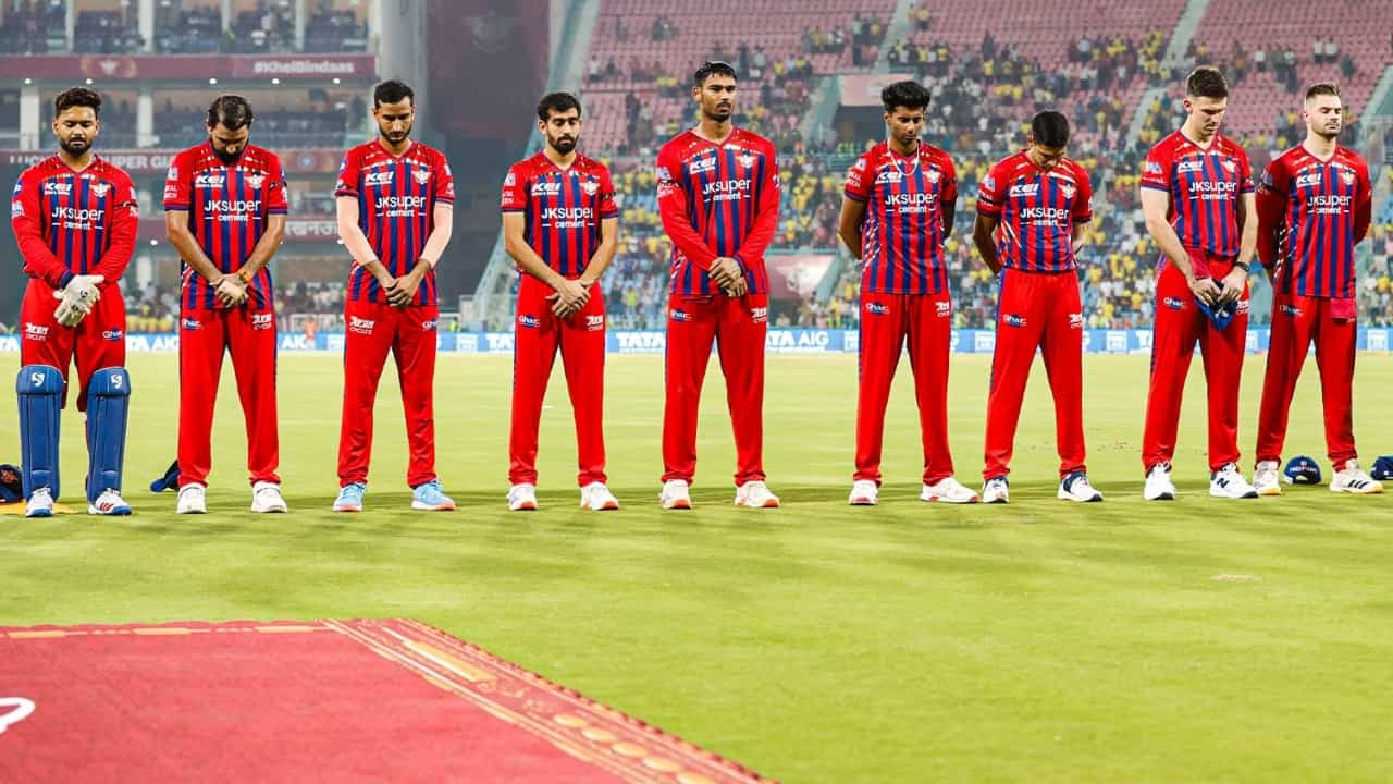 ಐಪಿಎಲ್ 2026 ರ 59 ನೇ ಪಂದ್ಯದಲ್ಲಿ, ಲಕ್ನೋ ಸೂಪರ್ ಜೈಂಟ್ಸ್ ತಂಡವು ಚೆನ್ನೈ ಸೂಪರ್ ಕಿಂಗ್ಸ್ ತಂಡವನ್ನು 7 ವಿಕೆಟ್ಗಳಿಂದ ಮಣಿಸಿ ಈ ಆವೃತ್ತಿಯ 4ನೇ ಗೆಲುವು ದಾಖಲಿಸಿತು. ಆದಾಗ್ಯೂ ಈ ಗೆಲುವು ಲಕ್ನೋ ತಂಡಕ್ಕೆ ಯಾವುದೇ ಲಾಭ ತರಲಿಲ್ಲ. ಏಕೆಂದರೆ ಲಕ್ನೋ ತಂಡ ಈಗಾಗಲೇ ಪ್ಲೇಆಫ್ ರೇಸನ್ನಿಂದ ಹೊರಬಿದ್ದಿದೆ. ಆದರೆ ಈ ಗೆಲುವಿನ ನಡುವೆಯೇ ಲಕ್ನೋ ನಾಯಕ ರಿಷಭ್ ಪಂತ್ಗೆ ಬಿಸಿಸಿಐ ದಂಡದ ಬರೆ ಎಳೆದಿದೆ.