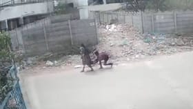 ಮಹಿಳೆಯ ಡ್ರೆಸ್ ಎತ್ತಿ ಓಡಿ ಹೋದ ಯುವಕ