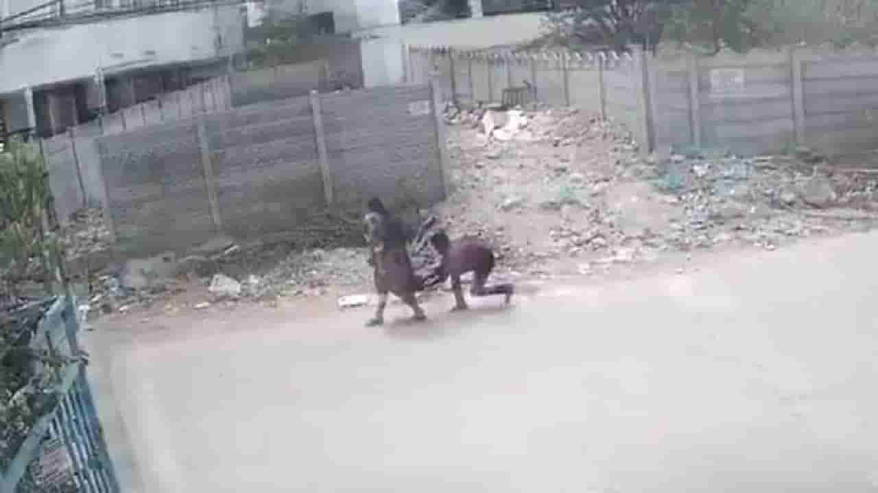Video: ಮಗುವನ್ನು ಎತ್ತಿಕೊಂಡು ನಡೆದುಕೊಂಡು ಹೋಗುತ್ತಿದ್ದ ಮಹಿಳೆಯ ಡ್ರೆಸ್ ಎತ್ತಿ ಓಡಿ ಹೋದ ಯುವಕ