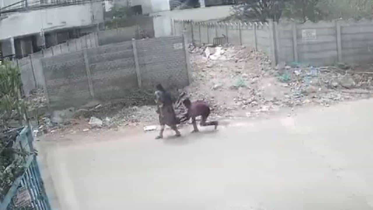 Video: ಮಗುವನ್ನು ಎತ್ತಿಕೊಂಡು ನಡೆದುಕೊಂಡು ಹೋಗುತ್ತಿದ್ದ ಮಹಿಳೆಯ ಡ್ರೆಸ್ ಎತ್ತಿ ಓಡಿ ಹೋದ ಯುವಕ Video: ಮಗುವನ್ನು ಎತ್ತಿಕೊಂಡು ನಡೆದುಕೊಂಡು ಹೋಗುತ್ತಿದ್ದ ಮಹಿಳೆಯ ಡ್ರೆಸ್ ಎತ್ತಿ ಓಡಿ ಹೋದ ಯುವಕ