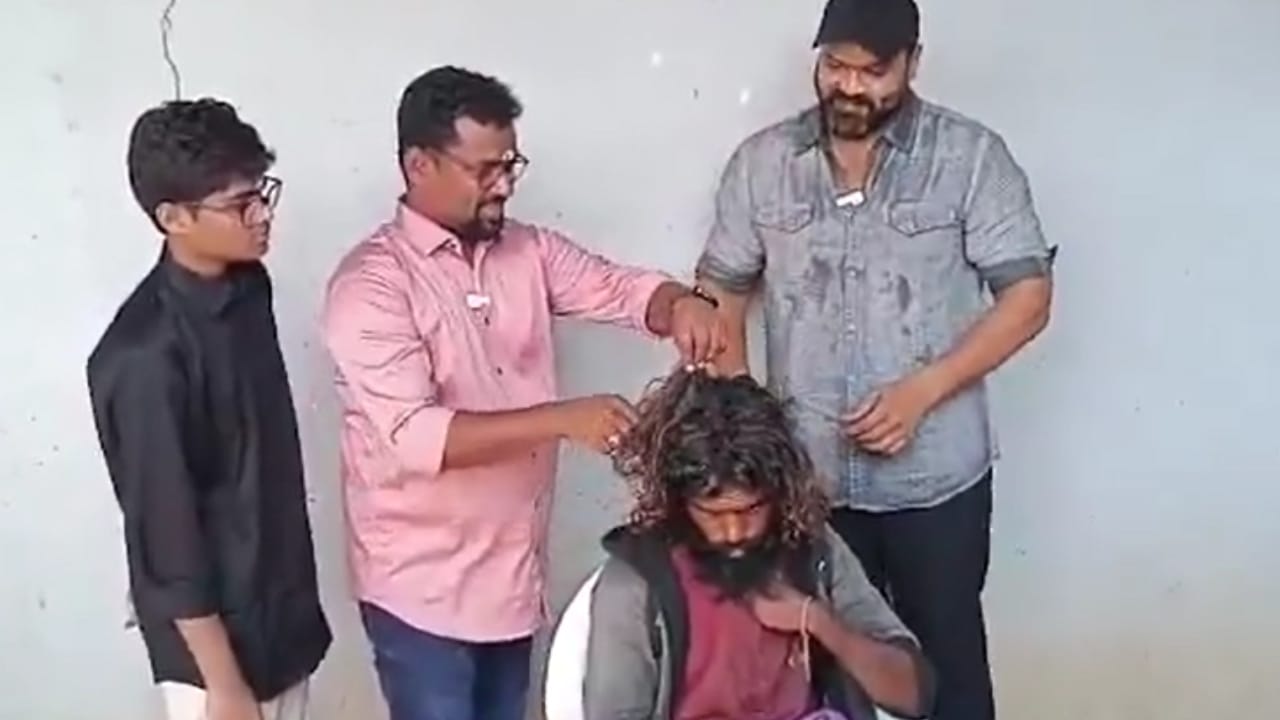 ರಸ್ತೆಯಲ್ಲಿ ಸಿಕ್ಕ ಅನಾಥ ಭಿಕ್ಷುಕನ ಹೇರ್ಕಟ್ ಮಾಡಿ ಆರೈಕೆ ಮಾಡಿದ ನಟ ರಸ್ತೆಯಲ್ಲಿ ಸಿಕ್ಕ ಅನಾಥ ಭಿಕ್ಷುಕನ ಹೇರ್ಕಟ್ ಮಾಡಿ ಆರೈಕೆ ಮಾಡಿದ ನಟ