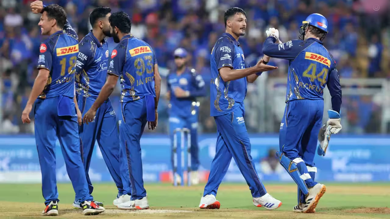 ಇತರೆ ತಂಡಗಳ ಫಲಿತಾಂಶದ ಮೇಲೆ ಅವಲಂಬನೆ: ಇಲ್ಲಿ ಮುಂಬೈ ಇಂಡಿಯನ್ಸ್ ತನ್ನೆಲ್ಲಾ ಪಂದ್ಯಗಳನ್ನು ಗೆದ್ದರೂ ಅಂಕ ಪಟ್ಟಿಯಲ್ಲಿ ಅಗ್ರಸ್ಥಾನದಲ್ಲಿರುವ ತಂಡಗಳಾದ ಪಂಜಾಬ್ ಕಿಂಗ್ಸ್​ ಆರ್‌ಸಿಬಿ, ಎಸ್‌ಆರ್‌ಎಚ್ ಅಥವಾ ರಾಜಸ್ಥಾನ್ ರಾಯಲ್ಸ್ ತಂಡಗಳು ತಮ್ಮ ಮುಂದಿನ ಪಂದ್ಯಗಳಲ್ಲಿ ಸೋಲುವುದನ್ನು ಎದುರು ನೋಡಬೇಕು. ಒಂದು ವೇಳೆ ಪ್ರಸ್ತುತ ಪಾಯಿಂಟ್ಸ್​ ಟೇಬಲ್​ನಲ್ಲಿ ಟಾಪ್-4 ತಂಡಗಳು ಮುಂದಿನ 2 ಮ್ಯಾಚ್​ಗಳಲ್ಲಿ ಗೆದ್ದರೆ ಮುಂಬೈ ಇಂಡಿಯನ್ಸ್ ಪ್ಲೇಆಫ್ ರೇಸ್​​ನಿಂದ ಹೊರಬೀಳಲಿದೆ.