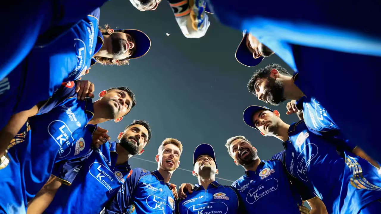 IPL 2026: ಇಂಡಿಯನ್ ಪ್ರೀಮಿಯರ್ ಲೀಗ್​ ಸೀಸನ್-19 ರಲ್ಲಿ ಸತತ ಸೋಲುಗಳಿಂದ ಕಂಗೆಟ್ಟಿರುವ ಮುಂಬೈ ಇಂಡಿಯನ್ಸ್ (MI) ತಂಡಕ್ಕೆ ಇನ್ನುಳಿದಿರುವುದು ಕೇವಲ 5 ಪಂದ್ಯಗಳು ಮಾತ್ರ. ಈ ಐದು ಮ್ಯಾಚ್​ಗಳಲ್ಲಿ ಗೆಲ್ಲುವ ಮೂಲಕ ಪ್ಲೇಆಫ್​ಗೆ ಎಂಟ್ರಿ ಕೊಡಬಹುದು. ಆದರೆ ಇಲ್ಲಿ ತನ್ನ ಗೆಲುವಿನೊಂದಿಗೆ ಇತರೆ ತಂಡಗಳ ಫಲಿತಾಂಶ ಕೂಡ ಮುಖ್ಯವಾಗುತ್ತದೆ. ಅದರಂತೆ ಮುಂಬೈ ಇಂಡಿಯನ್ಸ್ ತಂಡಕ್ಕೆ ಪ್ಲೇಆಫ್​ಗೆ ಪ್ರವೇಶಿಸಲು ಉಳಿದಿರುವ ಹಾದಿಗಳಾವುವು ಎಂದು ನೋಡುವುದಾದರೆ...
