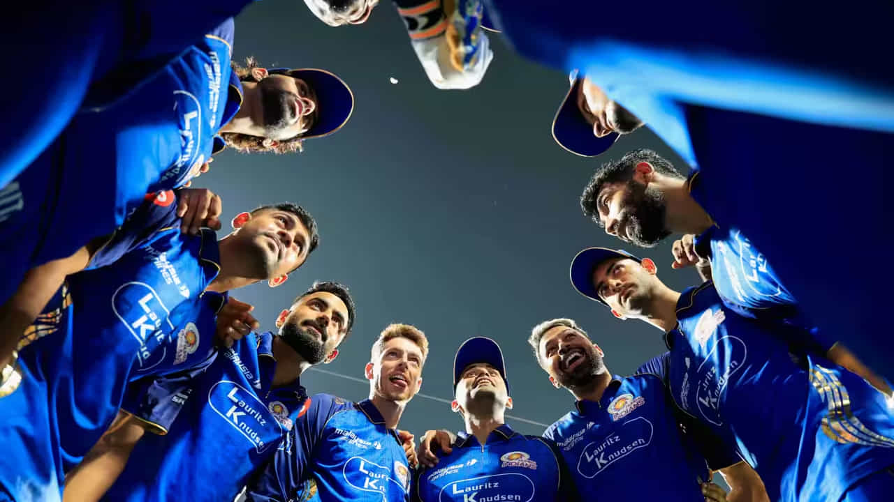 IPL 2026: ಇಂಡಿಯನ್ ಪ್ರೀಮಿಯರ್ ಲೀಗ್ ಸೀಸನ್-19 ರಲ್ಲಿ ಸತತ ಸೋಲುಗಳಿಂದ ಕಂಗೆಟ್ಟಿರುವ ಮುಂಬೈ ಇಂಡಿಯನ್ಸ್ (MI) ತಂಡಕ್ಕೆ ಇನ್ನುಳಿದಿರುವುದು ಕೇವಲ 5 ಪಂದ್ಯಗಳು ಮಾತ್ರ. ಈ ಐದು ಮ್ಯಾಚ್ಗಳಲ್ಲಿ ಗೆಲ್ಲುವ ಮೂಲಕ ಪ್ಲೇಆಫ್ಗೆ ಎಂಟ್ರಿ ಕೊಡಬಹುದು. ಆದರೆ ಇಲ್ಲಿ ತನ್ನ ಗೆಲುವಿನೊಂದಿಗೆ ಇತರೆ ತಂಡಗಳ ಫಲಿತಾಂಶ ಕೂಡ ಮುಖ್ಯವಾಗುತ್ತದೆ. ಅದರಂತೆ ಮುಂಬೈ ಇಂಡಿಯನ್ಸ್ ತಂಡಕ್ಕೆ ಪ್ಲೇಆಫ್ಗೆ ಪ್ರವೇಶಿಸಲು ಉಳಿದಿರುವ ಹಾದಿಗಳಾವುವು ಎಂದು ನೋಡುವುದಾದರೆ...