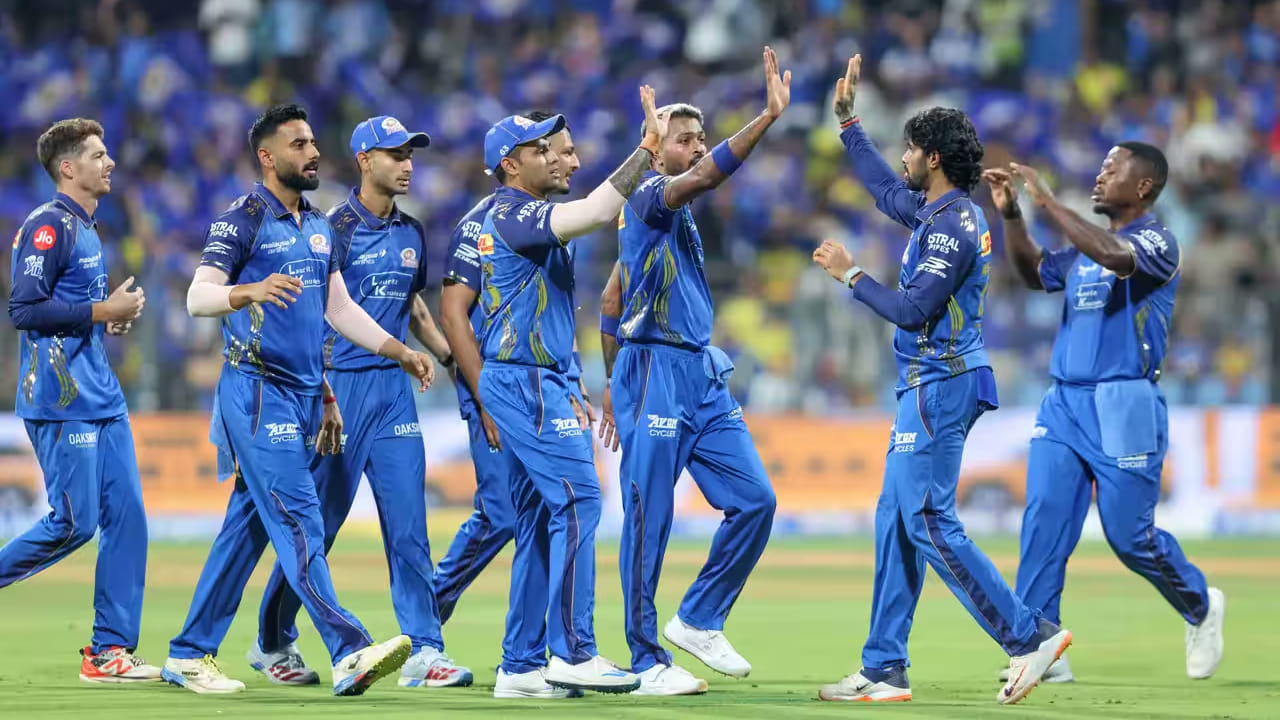 ಎಲ್ಲಾ ಪಂದ್ಯಗಳ ಗೆಲುವು: ಮುಂಬೈ ಇಂಡಿಯನ್ಸ್​​ ತಂಡಕ್ಕೆ ಇನ್ನು 5 ಪಂದ್ಯಗಳು ಬಾಕಿ ಇವೆ. ಈ ಎಲ್ಲಾ ಪಂದ್ಯಗಳನ್ನು ಗೆದ್ದರೆ ತಂಡವು ಗರಿಷ್ಠ 14 ಅಂಕಗಳನ್ನು ಗಳಿಸಬಹುದು. ಒಂದು ವೇಳೆ ಅಂಕ ಪಟ್ಟಿಯಲ್ಲಿರುವ ಟಾಪ್-4 ತಂಡಗಳಲ್ಲಿ ಯಾವುದಾದರೂ ತಂಡ 14 ಅಂಕಗಳಲ್ಲಿ ಉಳಿದರೆ ಮುಂಬೈ ಇಂಡಿಯನ್ಸ್​​​ಗೆ ಪ್ಲೇಆಫ್ ಆಡುವ ಅವಕಾಶ ದೊರೆಯಲಿದೆ. ಇದಕ್ಕಾಗಿ ಮುಂಬೈ ಇಂಡಿಯನ್ಸ್​ ಪಡೆ ನೆಟ್​ ರನ್ ರೇಟ್ ಅನ್ನು ಸಹ ಸುಧಾರಿಸಿಕೊಳ್ಳಬೇಕು.