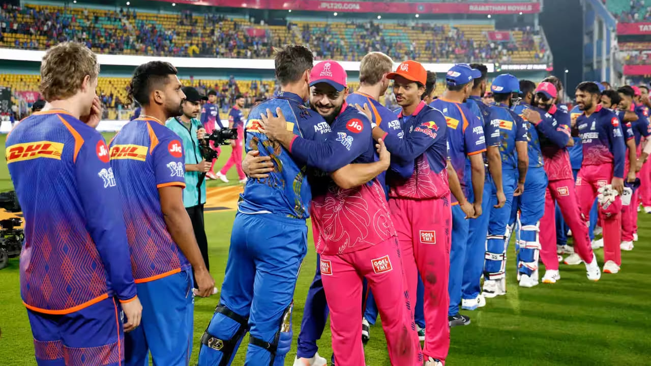 ಅತ್ತ ಕೊಲ್ಕತ್ತಾ ನೈಟ್ ರೈಡರ್ಸ್ ತಂಡವು ಕೊನೆಯ ಮ್ಯಾಚ್ನಲ್ಲಿ ಗೆದ್ದರೂ ಒಟ್ಟು 15 ಅಂಕಳನ್ನು ಮಾತ್ರ ಪಡೆಯಲಿದೆ. ಹೀಗಾಗಿಯೇ ಇಂದಿನ ಪಂದ್ಯದಲ್ಲಿ ಮುಂಬೈ ಇಂಡಿಯನ್ಸ್ ತಂಡದ ಗೆಲುವುದನ್ನು ಪಂಜಾಬ್ ಕಿಂಗ್ಸ್ ಹಾಗೂ ಕೆಕೆಆರ್ ತಂಡಗಳು ಎದುರು ನೋಡಲಿದೆ. (PC: IPL)