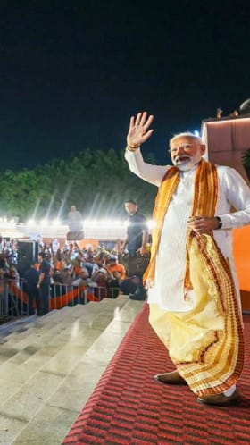 ವಿಜಯೋತ್ಸವಕ್ಕೆ ಸೇರಿದ್ದ ಬಿಜೆಪಿ ಕಾರ್ಯಕರ್ತರತ್ತ ಕೈ ಬೀಸಿದ ಪ್ರಧಾನಿ ಮೋದಿ