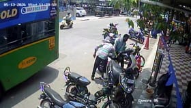 ಪೊಲೀಸ್ ಠಾಣೆ ಎದುರೇ ಬೈಕ್ ಬಾಕ್ಸ್​ನಲ್ಲಿದ್ದ ಲಕ್ಷ ರೂ. ಹಣ ದೋಚಿದ ಕಳ್ಳರು!