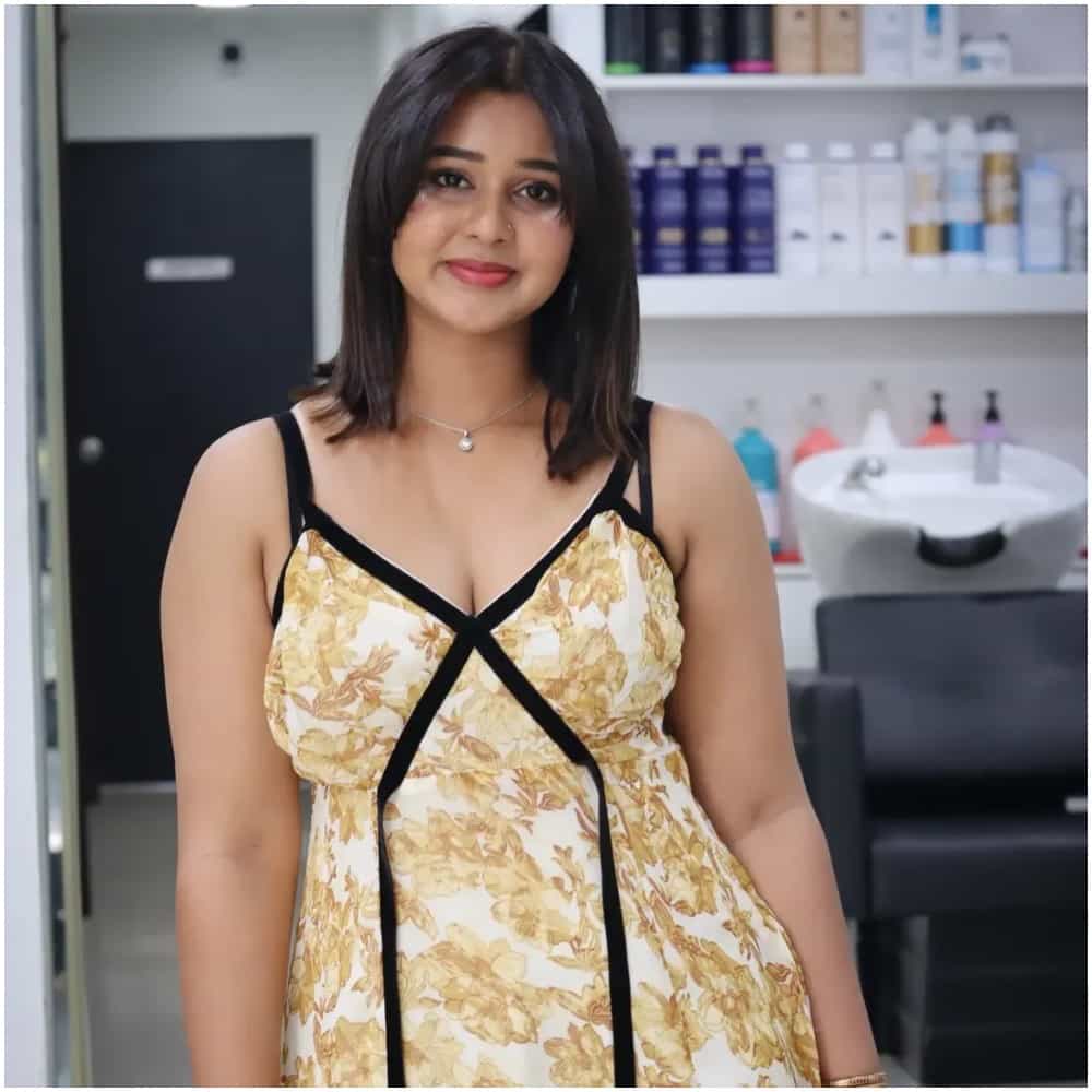 ಕನ್ನಡ ಕಿರುತೆರೆಯ ಜನಪ್ರಿಯ ನಟಿ ಮೌನಾ ಗುಡ್ಡೆಮನೆ ಇತ್ತೀಚೆಗೆ ತಮ್ಮ ಇನ್ಸ್ಟಾಗ್ರಾಮ್ ಖಾತೆಯಲ್ಲಿ ಹೊಸ ಲುಕ್ನ ಫೋಟೋಗಳನ್ನು ಹಂಚಿಕೊಂಡಿದ್ದಾರೆ. ಅದರಲ್ಲಿ ಅವರು ಮಾಡಿಸಿಕೊಂಡಿರುವ ಹೊಚ್ಚಹೊಸ ಹೇರ್ಸ್ಟೈಲ್ ಸದ್ಯ ಎಲ್ಲರ ಗಮನ ಸೆಳೆಯುತ್ತಿದ್ದು, ಸಾಮಾಜಿಕ ಮಾಧ್ಯಮಗಳಲ್ಲಿ ಭಾರಿ ವೈರಲ್ ಆಗುತ್ತಿದೆ.