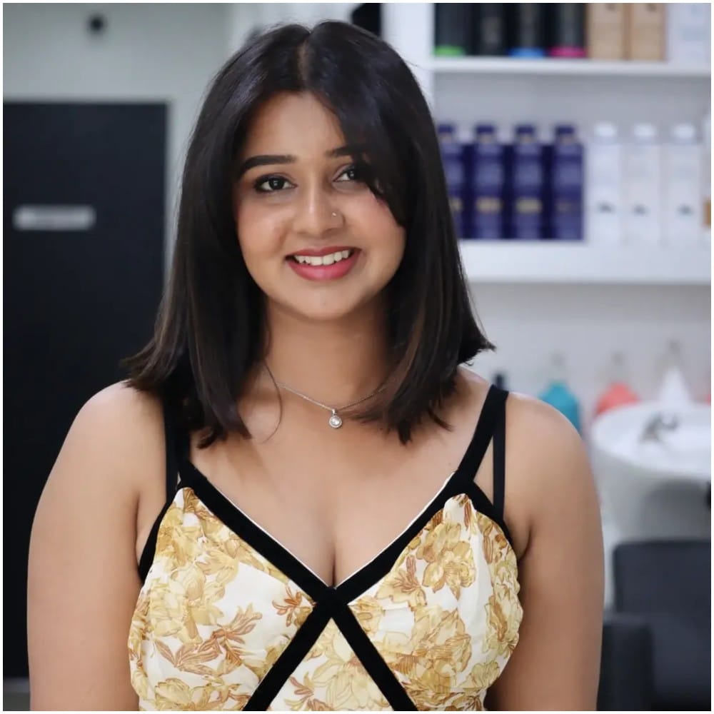 ಬೆಂಗಳೂರಿನ ಪ್ರಸಿದ್ಧ ಹೇರ್ ಸಲೂನ್ನಲ್ಲಿ ಈ ಹೊಸ ಹೇರ್ಕಟ್ ಮಾಡಿಸಿಕೊಂಡಿರುವ ಮೌನಾ, ಕ್ಯಾಮೆರಾಗೆ ಕ್ಯೂಟ್ ಆಗಿ ನಗುತ್ತಾ ಪೋಸ್ ನೀಡಿದ್ದಾರೆ. ಅಭಿಮಾನಿಗಳಿಂದ ಮೆಚ್ಚುಗೆಯ ಮಹಾಪೂರವೇ ಹರಿದುಬರುತ್ತಿದೆ. ಶಾರ್ಟ್ ಹೇರ್ಸ್ಟೈಲ್ ನಿಮಗೆ ತುಂಬಾ ಸೂಟ್ ಆಗುತ್ತದೆ ಎಂದು ನೆಟ್ಟಿಗರು ಲೈಕ್ಸ್ ಮತ್ತು ಕಮೆಂಟ್ಗಳ ಮೂಲಕ ಪ್ರೀತಿ ವ್ಯಕ್ತಪಡಿಸುತ್ತಿದ್ದಾರೆ.