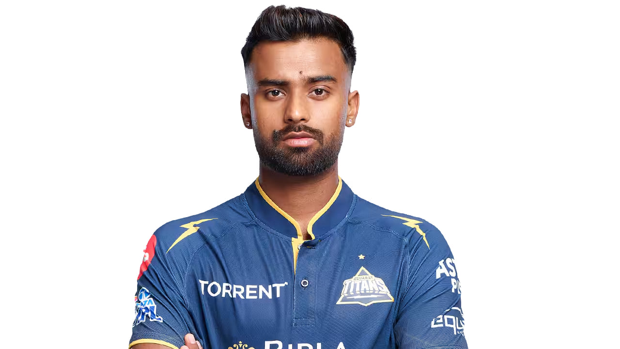 ಮಾನವ್ ಸುತಾರ್ (Manav Suthar): ರಾಜಸ್ಥಾನದ ಎಡಗೈ ಸ್ಪಿನ್ ಬೌಲಿಂಗ್ ಆಲ್ ರೌಂಡರ್ ಆಗಿರುವ ಭಾರತ ಟೆಸ್ಟ್ ತಂಡಕ್ಕೆ ಆಯ್ಕೆಯಾಗಿದ್ದಾರೆ. ಸುತಾರ್ ಈವರೆಗೆ 54 ದೇಶೀಯ ಪಂದ್ಯಗಳನ್ನಾಡಿದ್ದು, ಈ ವೇಳೆ 163 ವಿಕೆಟ್ ಕಬಳಿಸಿದ್ದಾರೆ. ಈ ಭರ್ಜರಿ ಪ್ರದರ್ಶನದ ಫಲವಾಗಿ ಇದೀಗ ಟೆಸ್ಟ್ ಟೀಮ್ಗೆ ಆಯ್ಕೆಯಾಗಿದ್ದಾರೆ.
